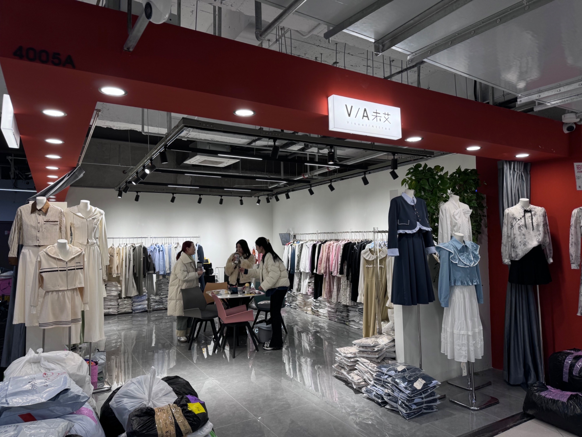 VASE 意法服饰城 档口微信二维码及货源实拍 VASE 档口