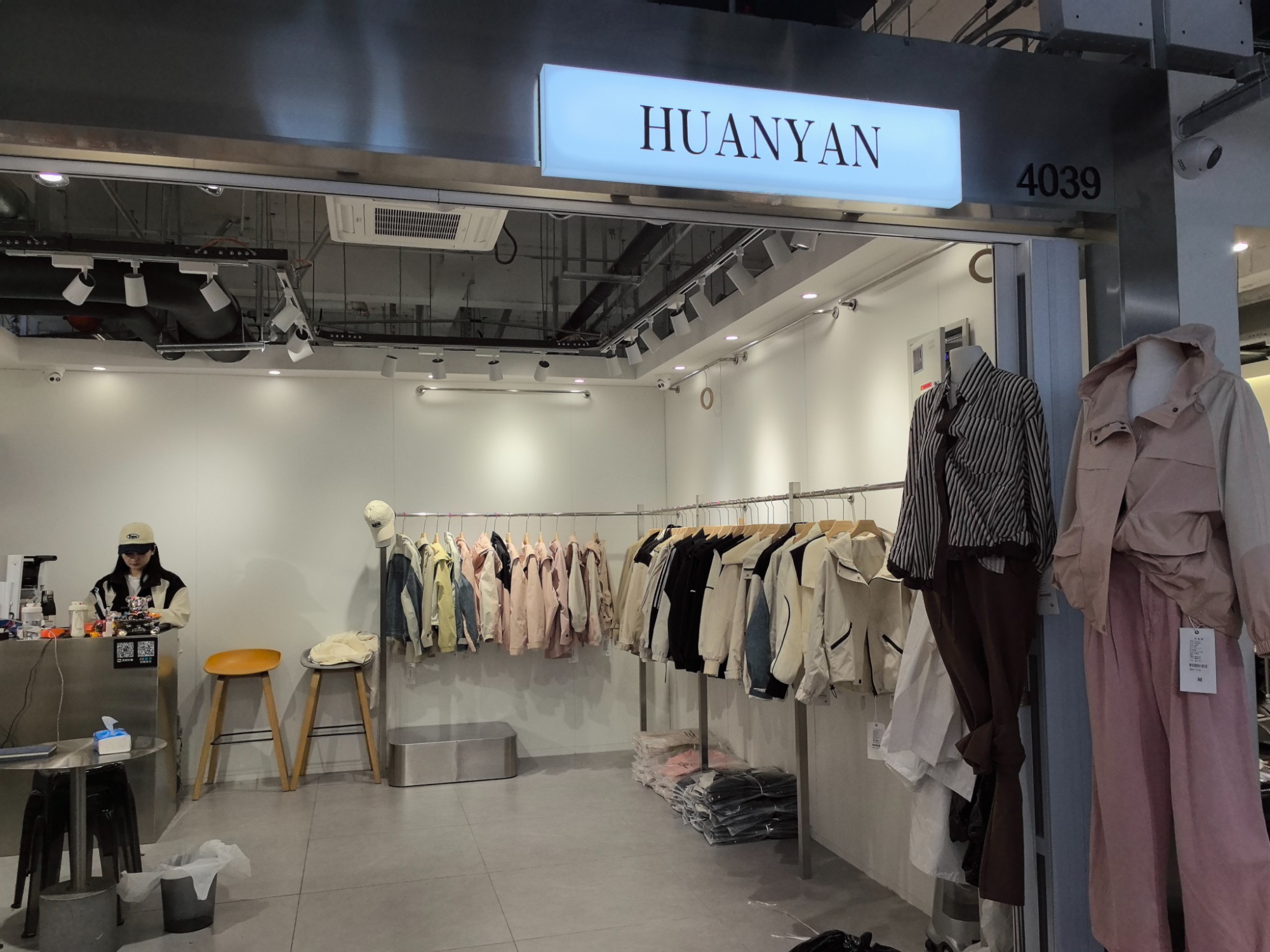 幻妍 意法服饰城 档口微信二维码及货源实拍 幻妍 档口
