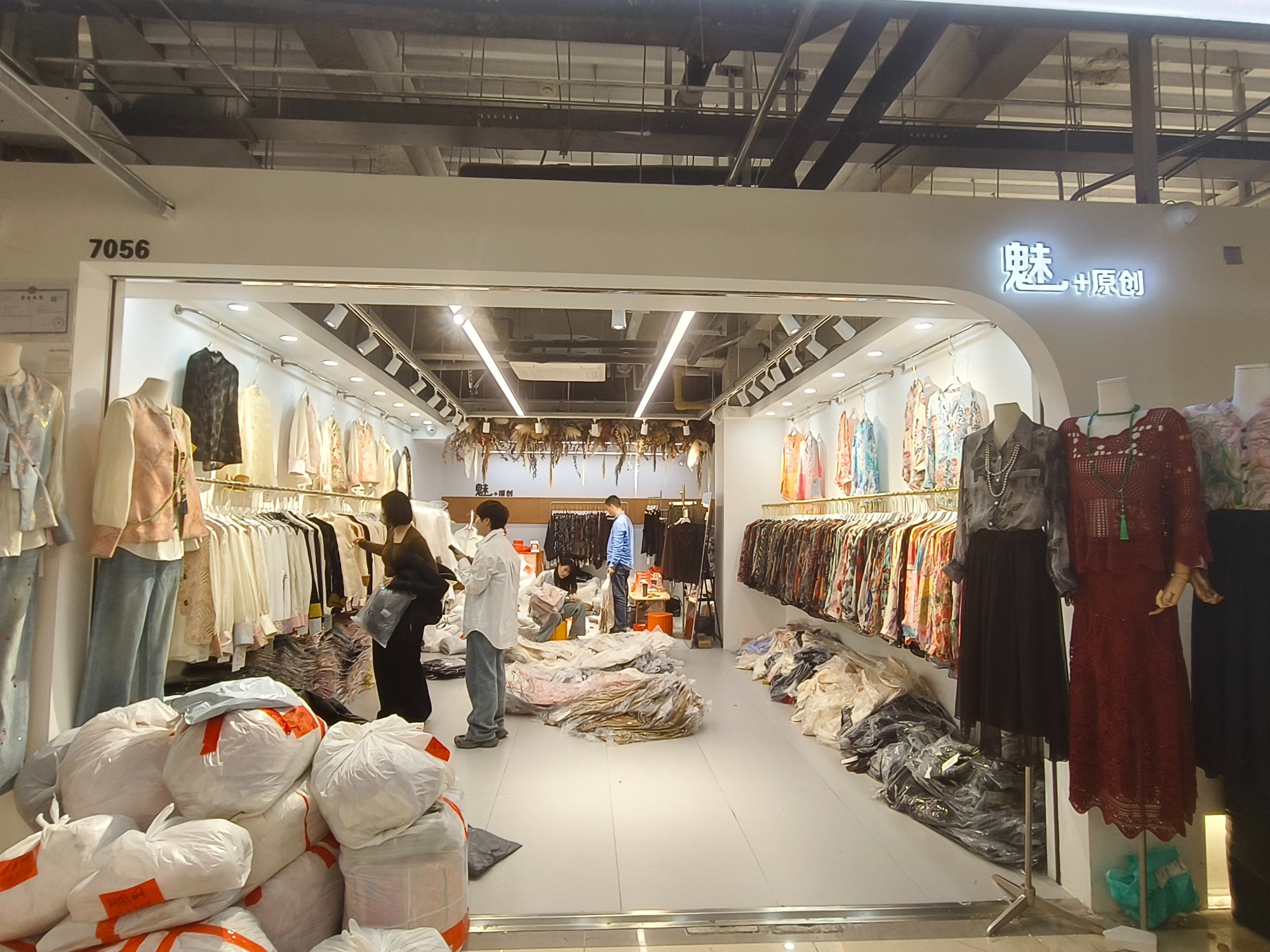 魅 意法服饰城 档口微信二维码及货源实拍 魅 档口