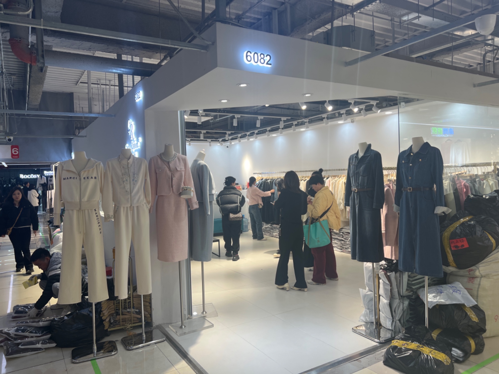 可可锐丽 意法服饰城 档口微信二维码及货源实拍 可可锐丽 档口