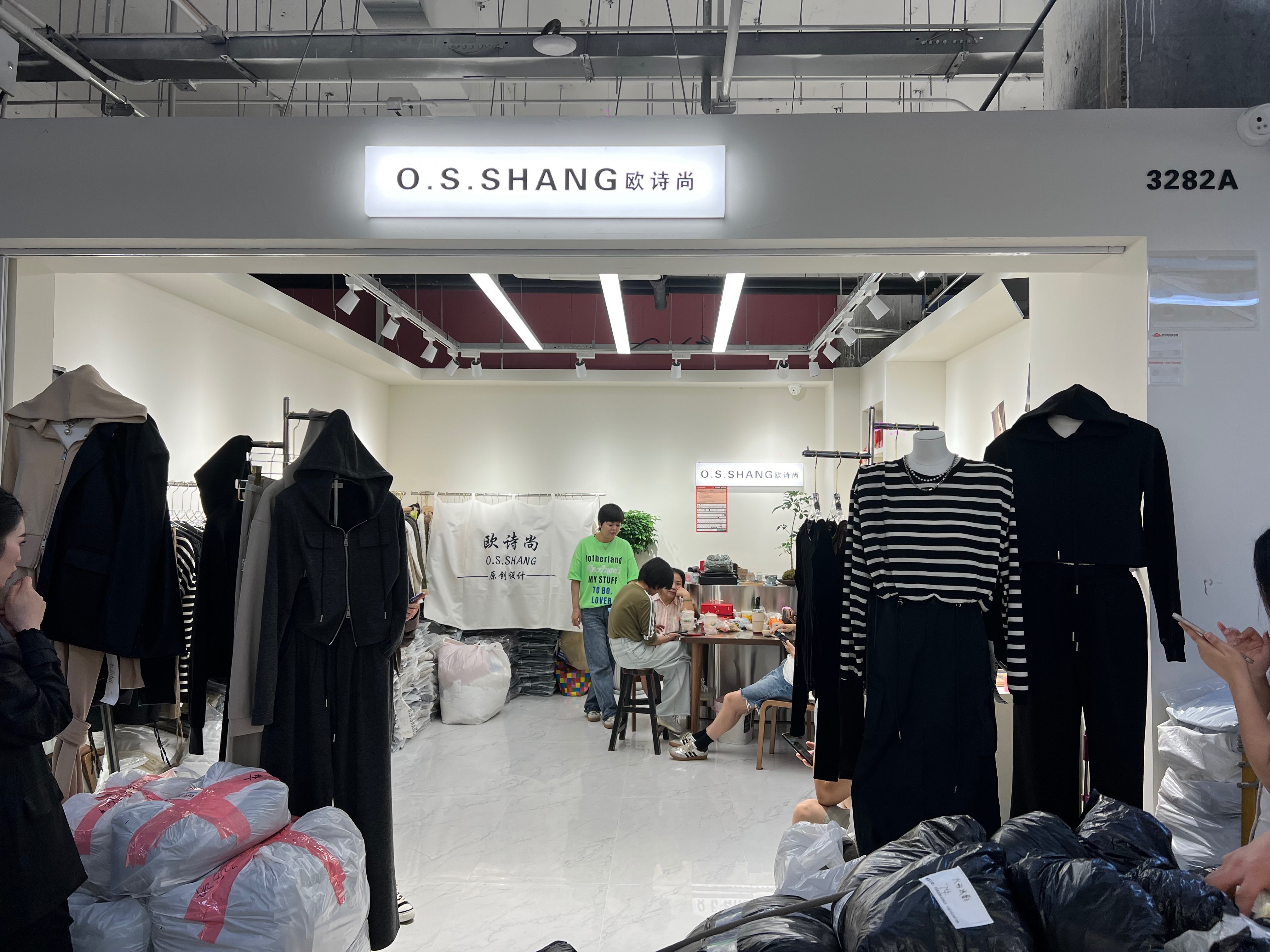 欧诗尚 意法服饰城 档口微信二维码及货源实拍 欧诗尚 档口