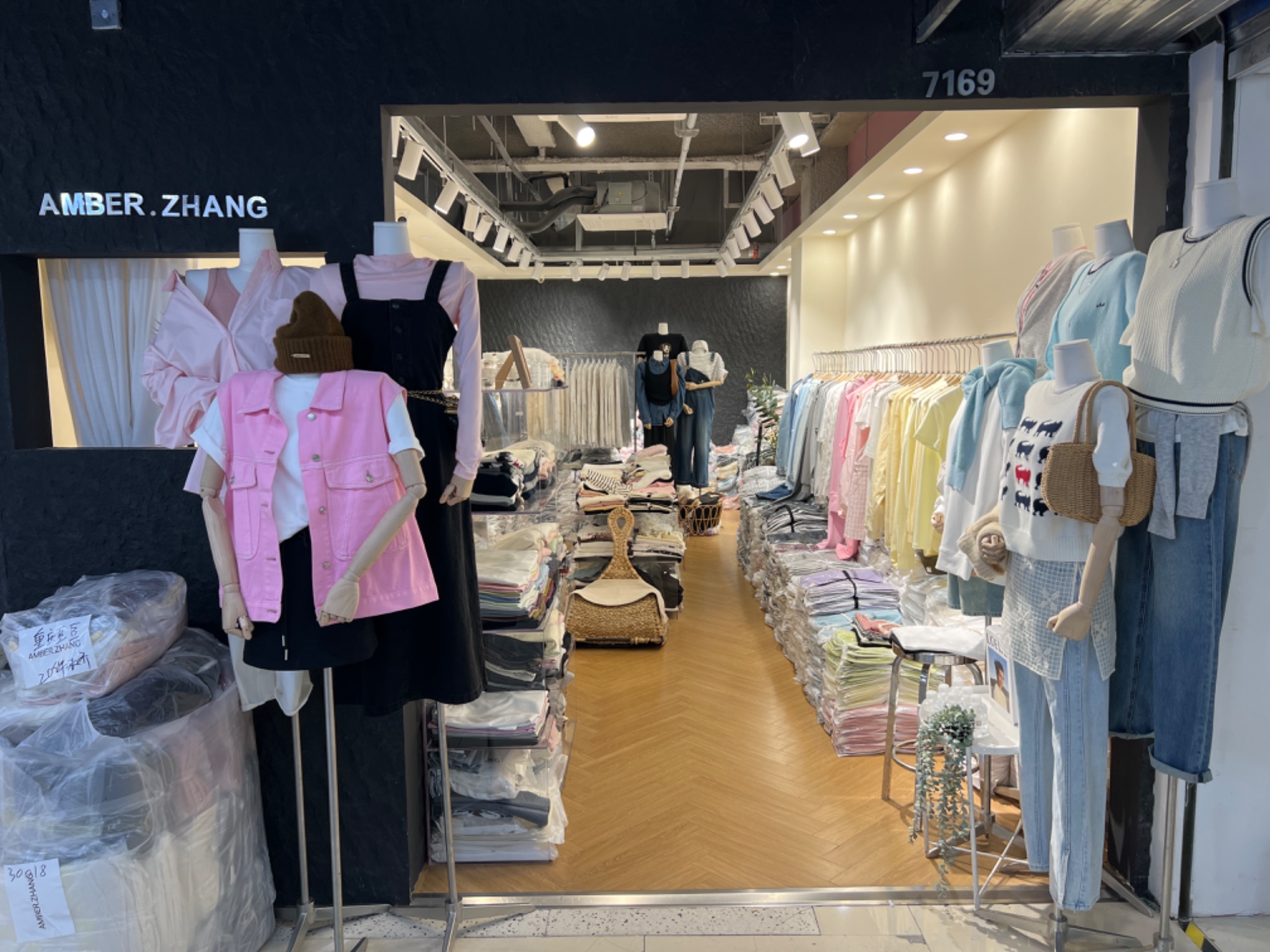 AMBER ZHANG 意法服饰城 档口微信二维码及货源实拍 AMBER ZHANG 档口
