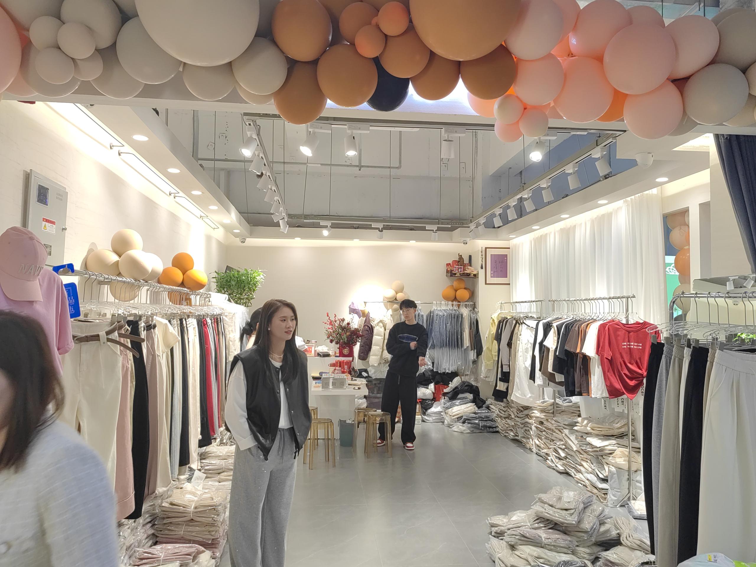 七彩布衣 意法服饰城 档口微信二维码及货源实拍 七彩布衣 档口