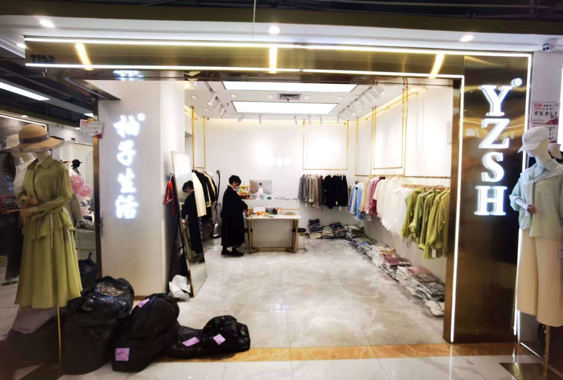 柚子生活 意法服饰城 档口微信二维码及货源实拍 柚子生活 档口
