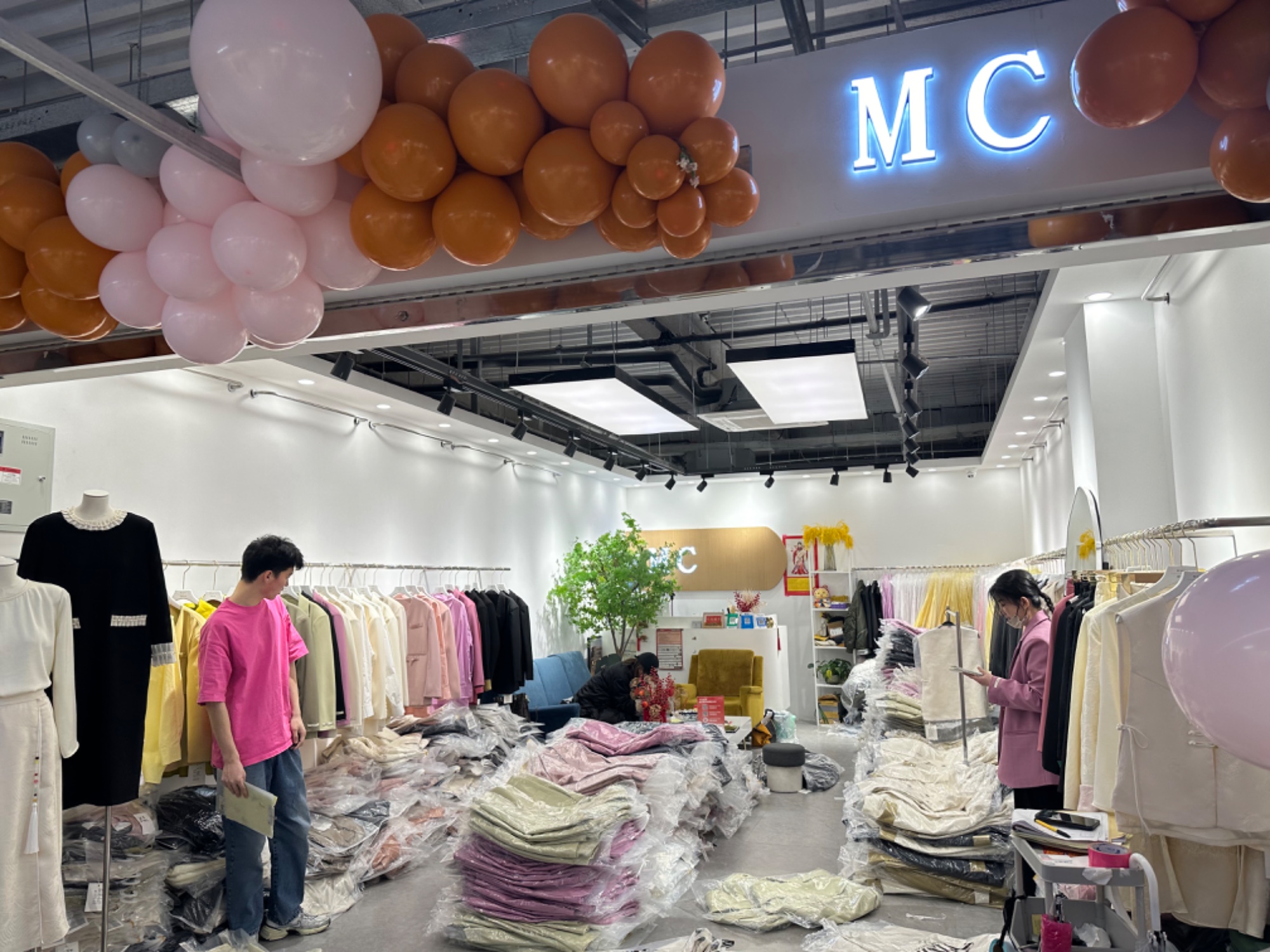木橙紫MC·Z 意法服饰城 档口微信二维码及货源实拍 木橙紫MC·Z 档口