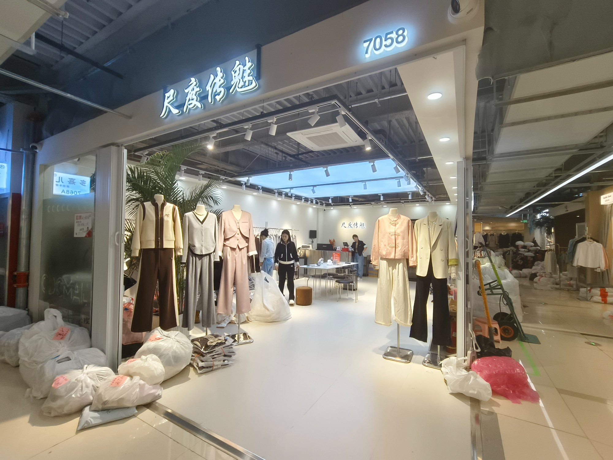 尺度传魅 意法服饰城 档口微信二维码及货源实拍 尺度传魅 档口