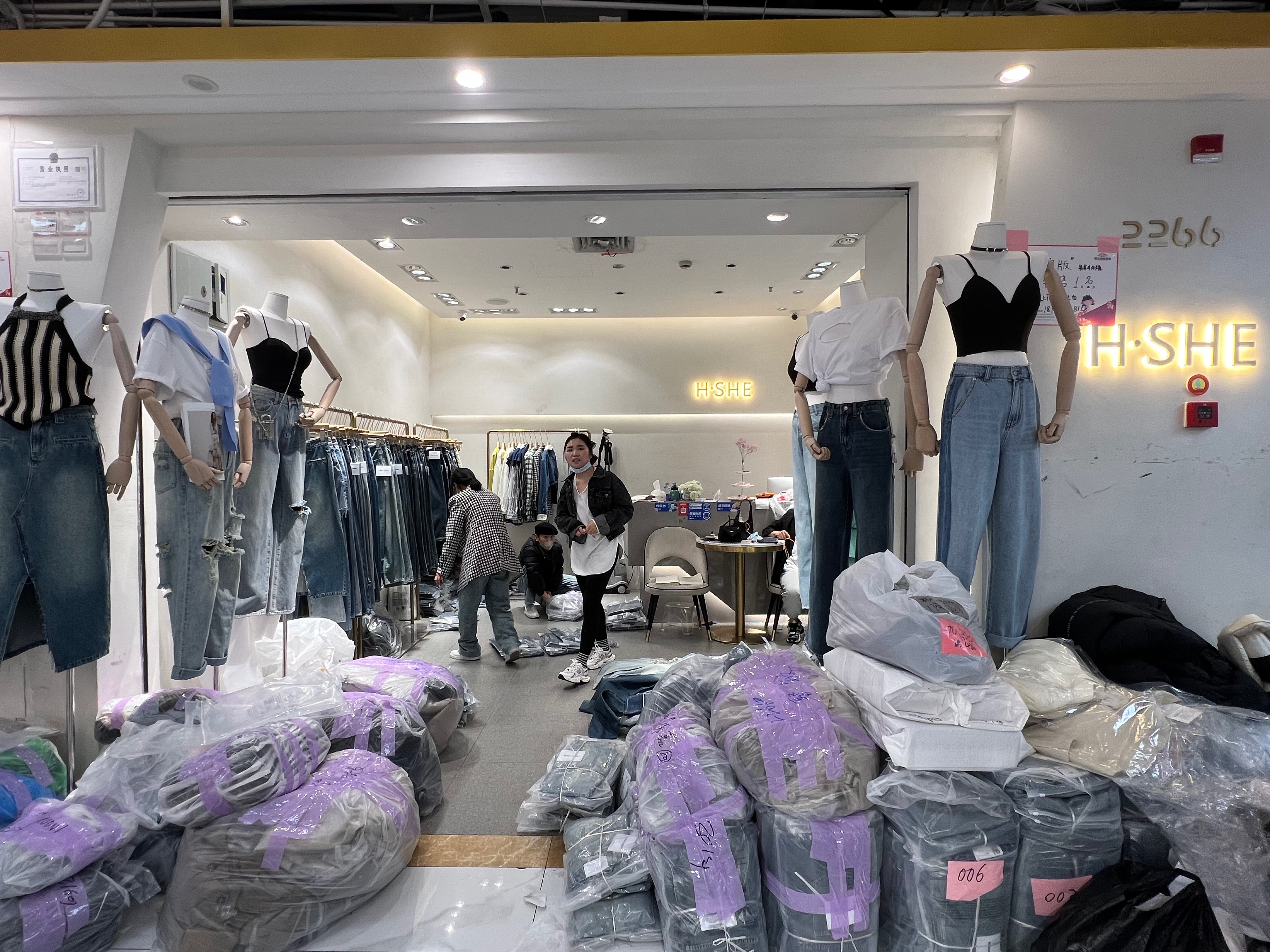 H·SHE 意法服饰城 档口微信二维码及货源实拍 H·SHE 档口