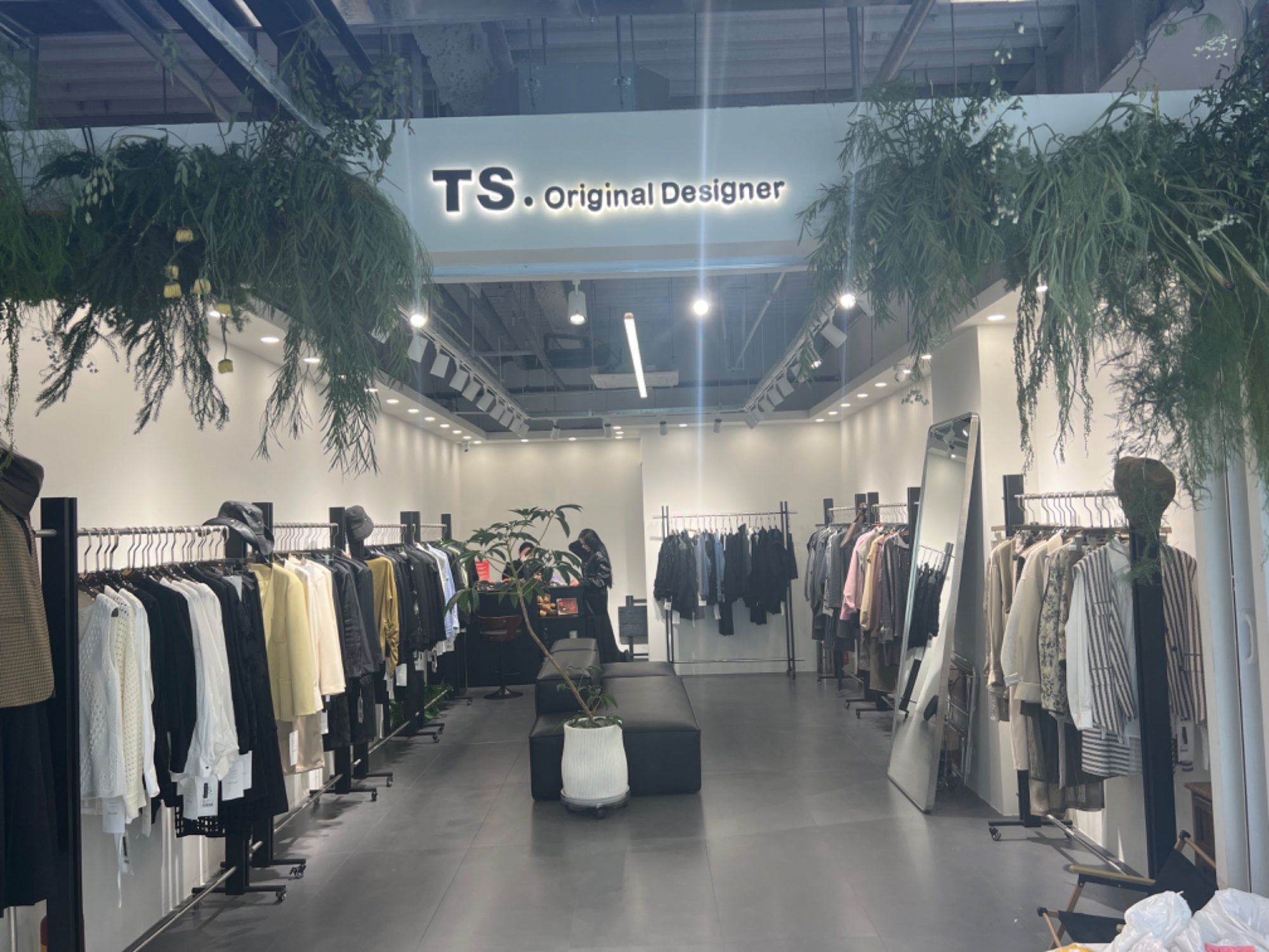 TS 意法服饰城 档口微信二维码及货源实拍 TS 档口