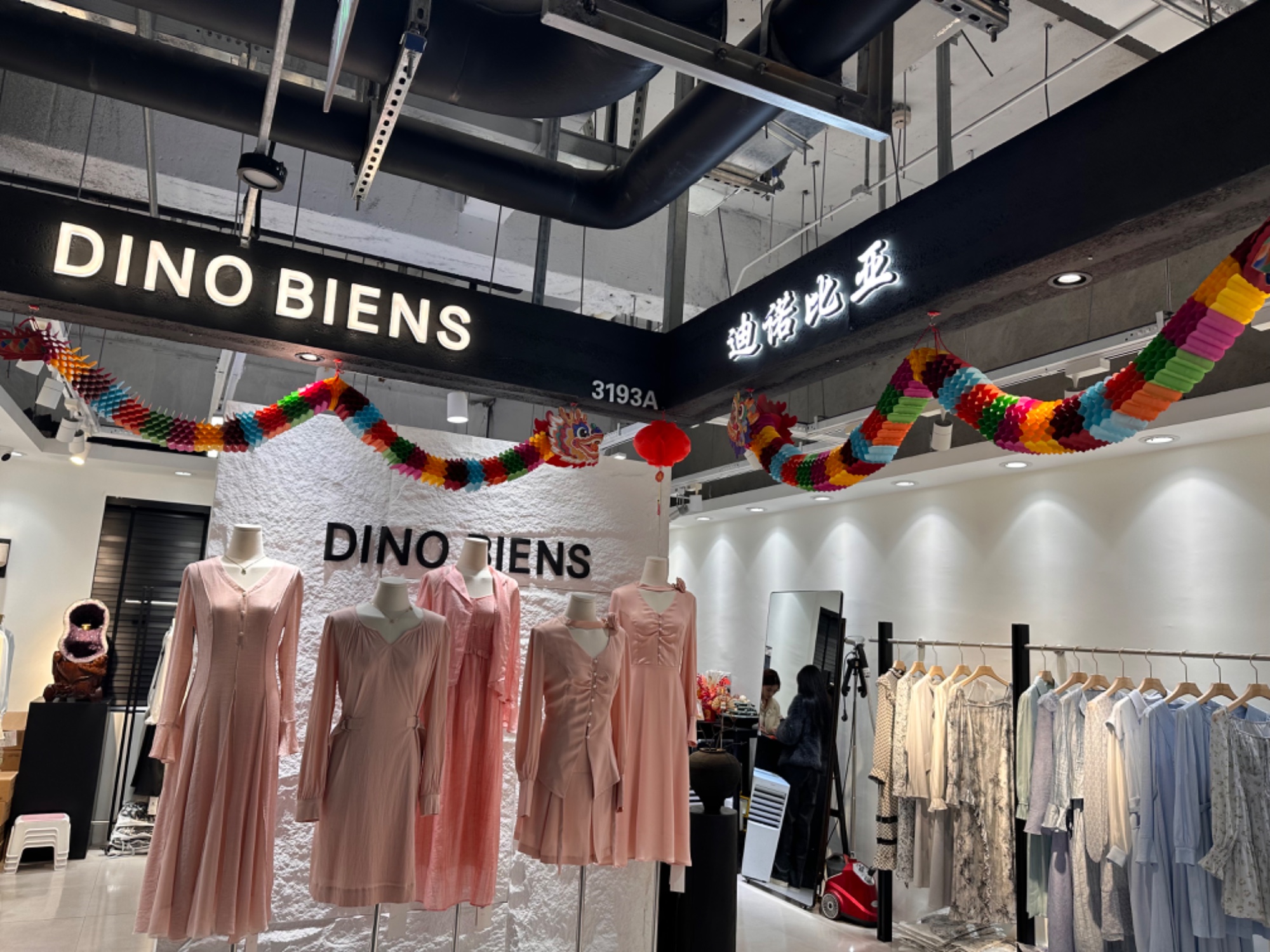 迪诺比亚 意法服饰城 档口微信二维码及货源实拍 迪诺比亚 档口