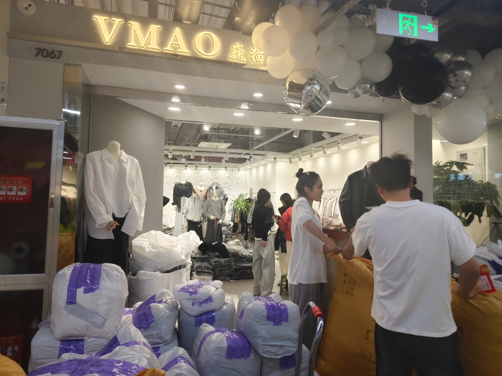 巍猫 意法服饰城 档口微信二维码及货源实拍 巍猫 档口