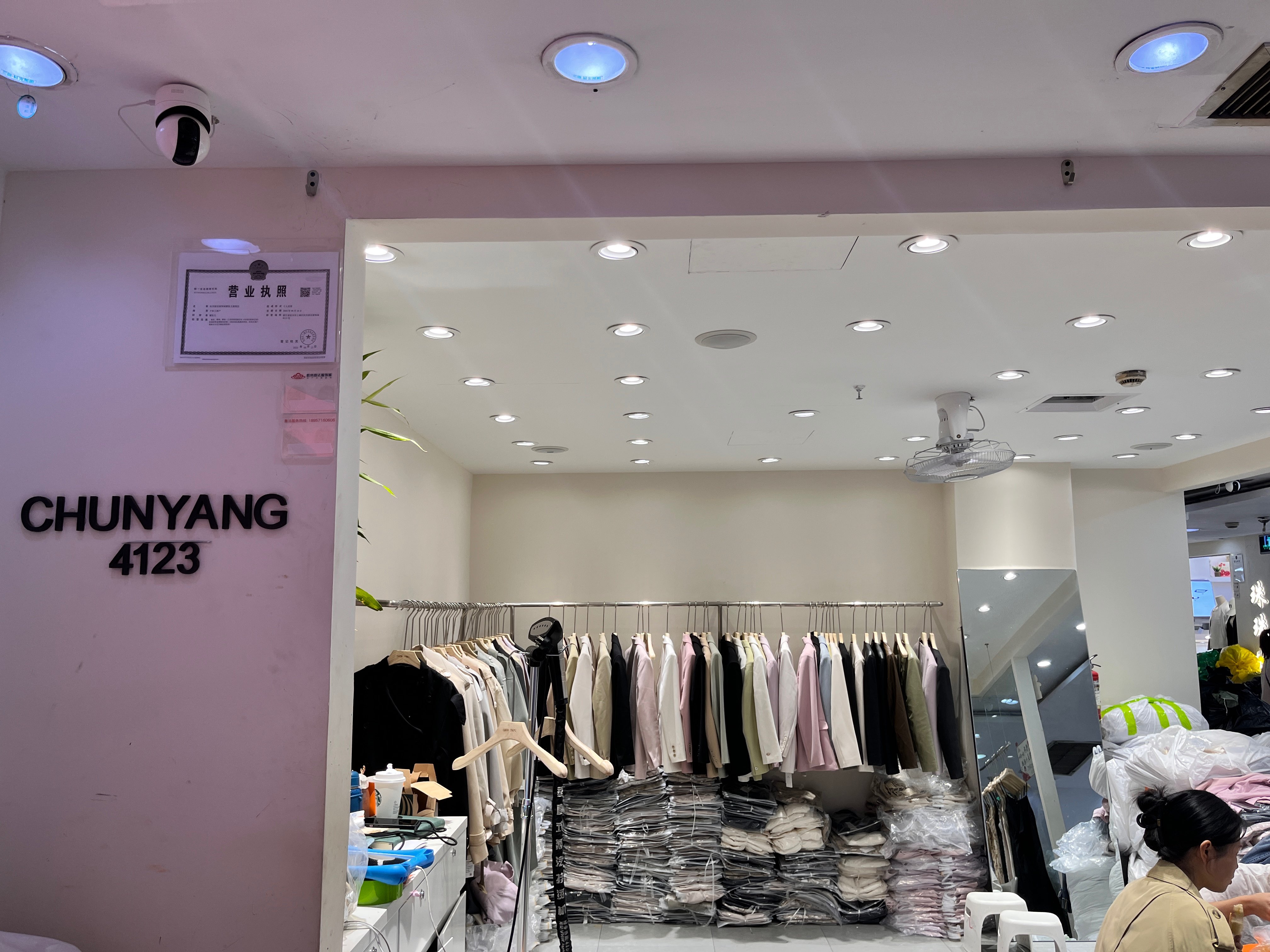 纯氧 意法服饰城 档口微信二维码及货源实拍 纯氧 档口