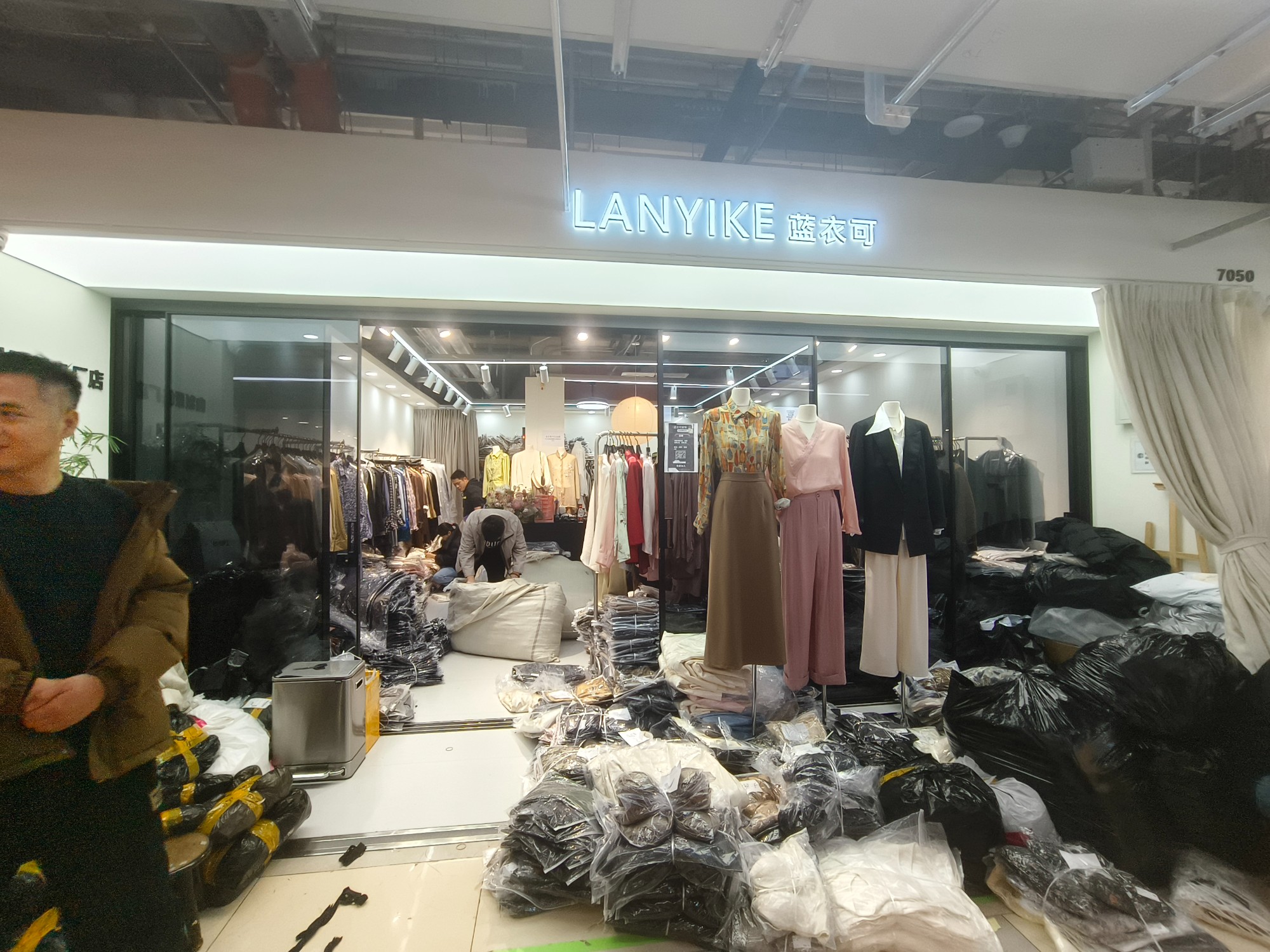 蓝衣可 意法服饰城 档口微信二维码及货源实拍 蓝衣可 档口