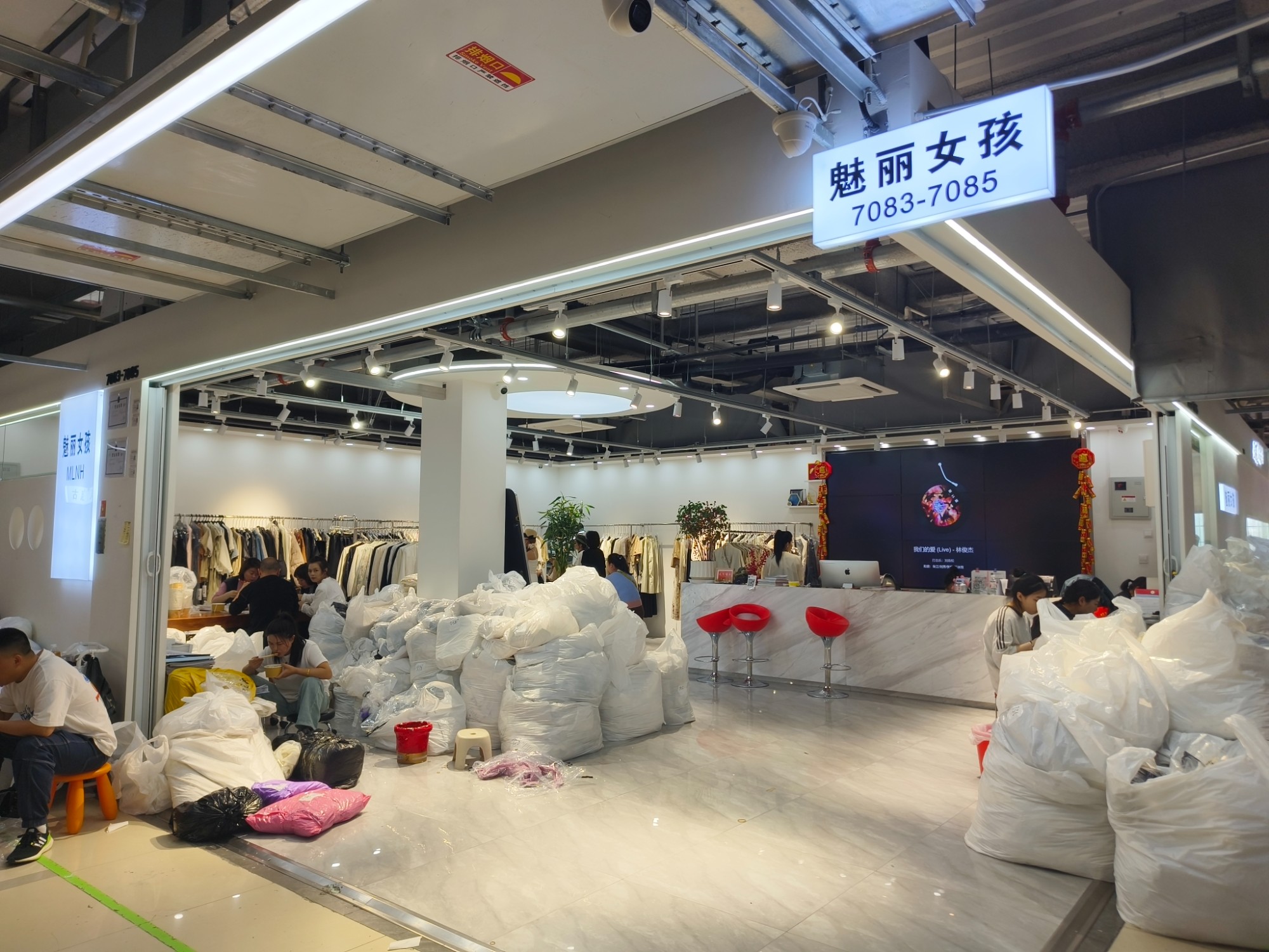 魅丽女孩 意法服饰城 档口微信二维码及货源实拍 魅丽女孩 档口