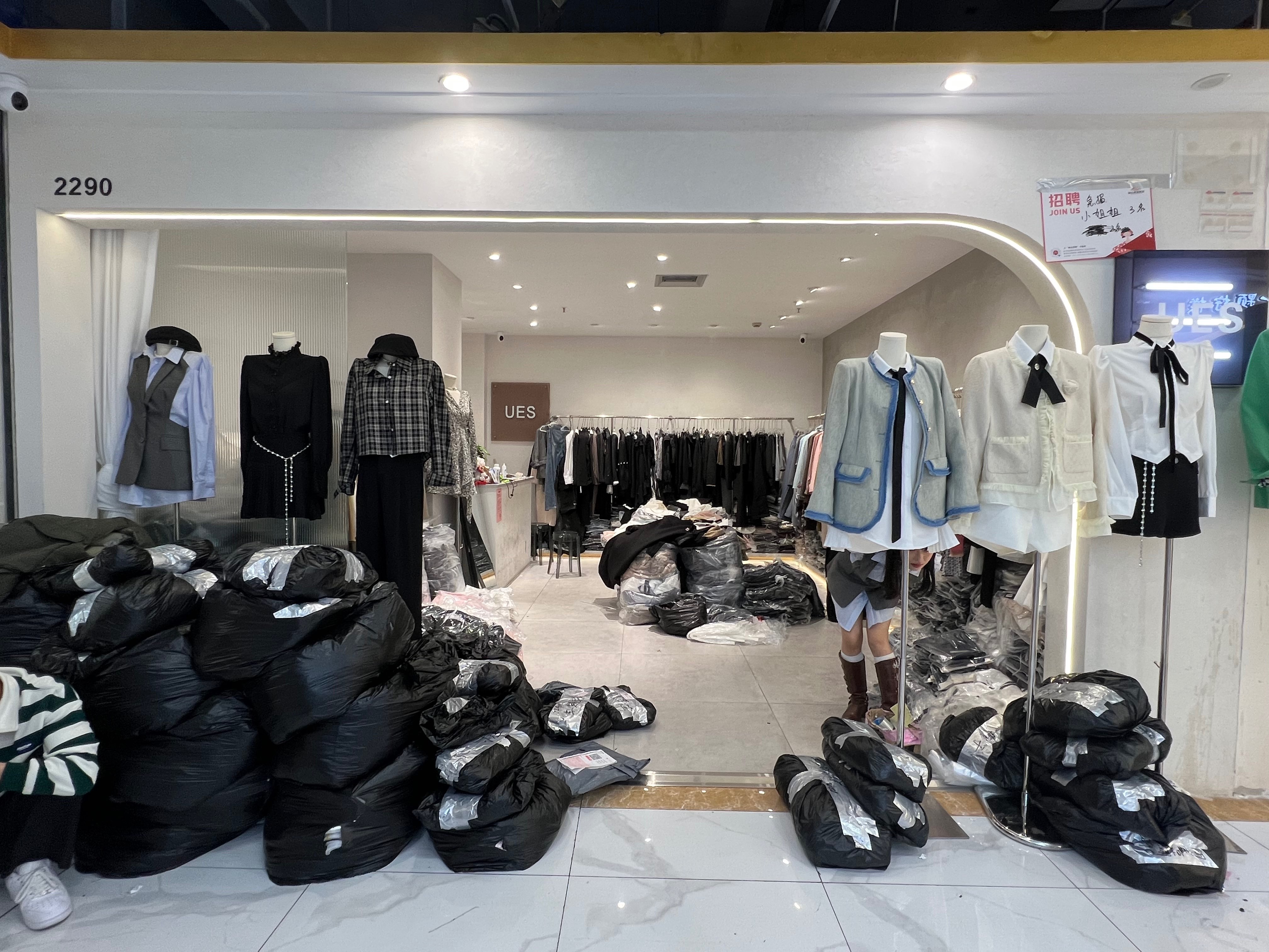 优衣社 意法服饰城 档口微信二维码及货源实拍 优衣社 档口