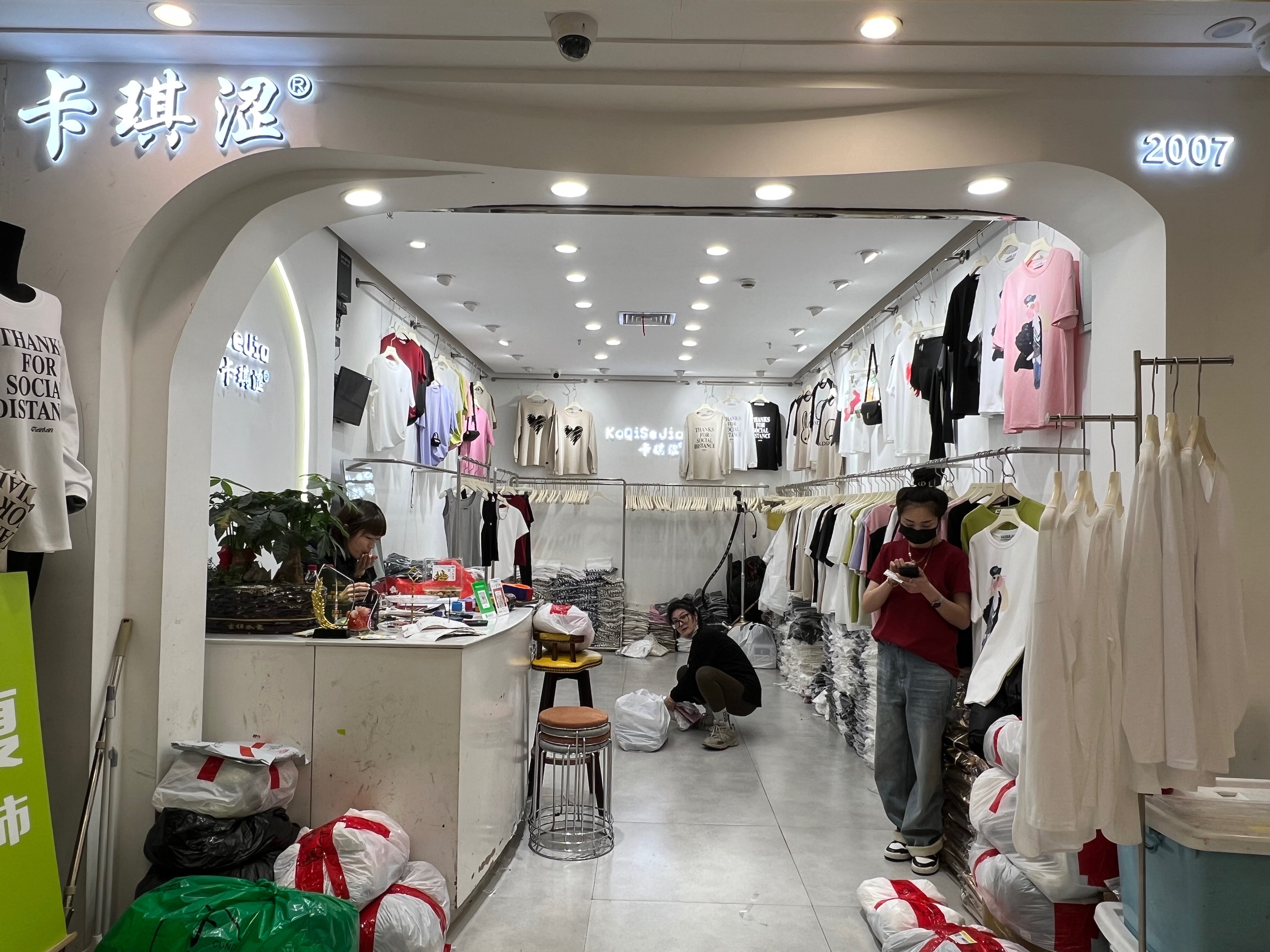 卡琪涩 意法服饰城 档口微信二维码及货源实拍 卡琪涩 档口