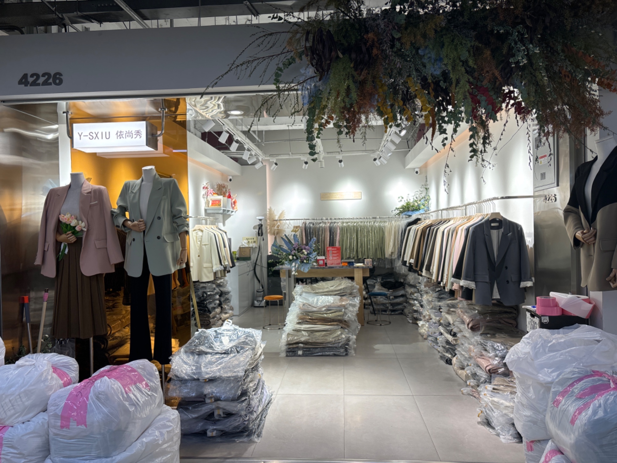 依尚秀 意法服饰城 档口微信二维码及货源实拍 依尚秀 档口