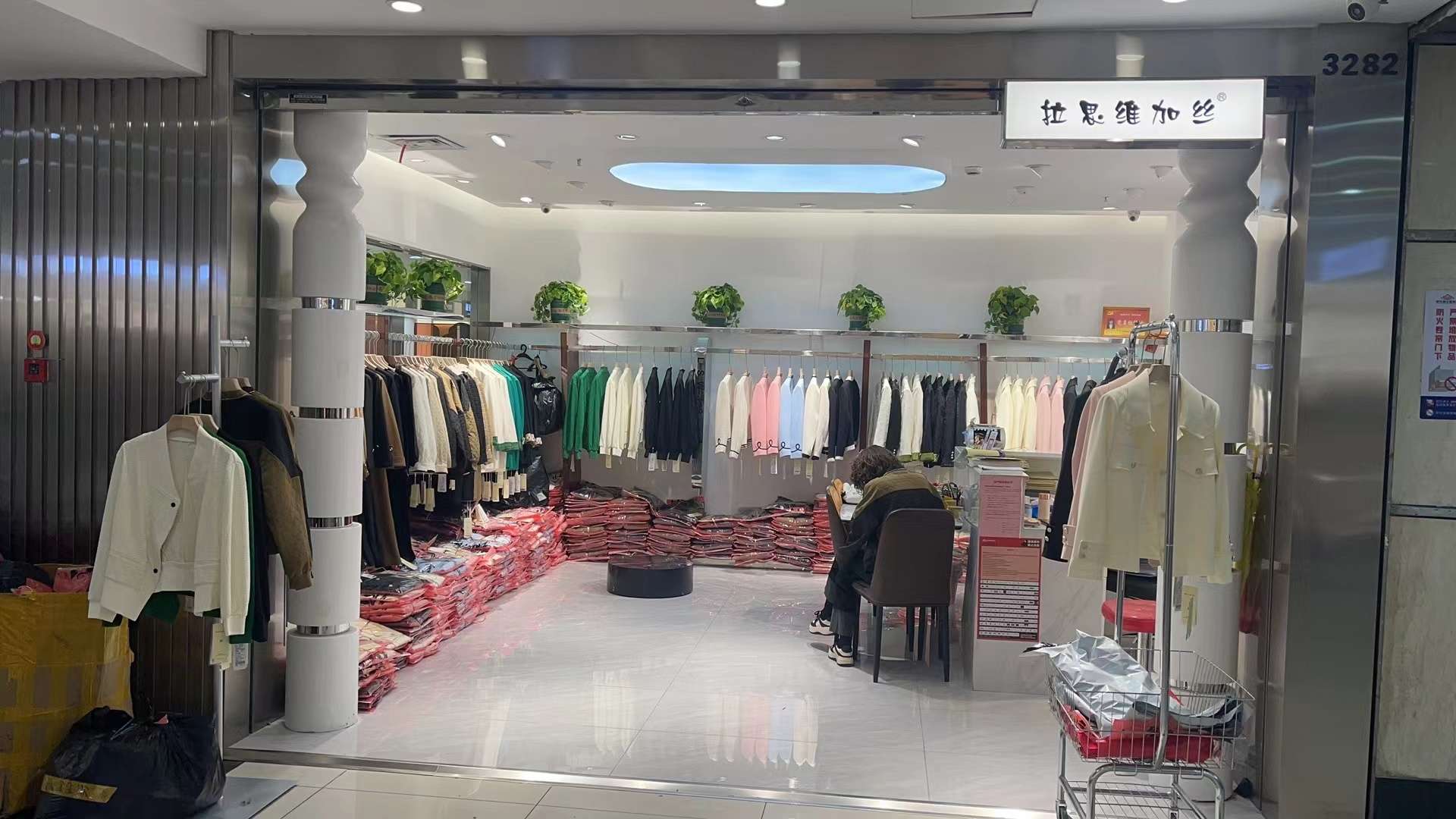 拉思维加丝 意法服饰城 档口微信二维码及货源实拍 拉思维加丝 档口