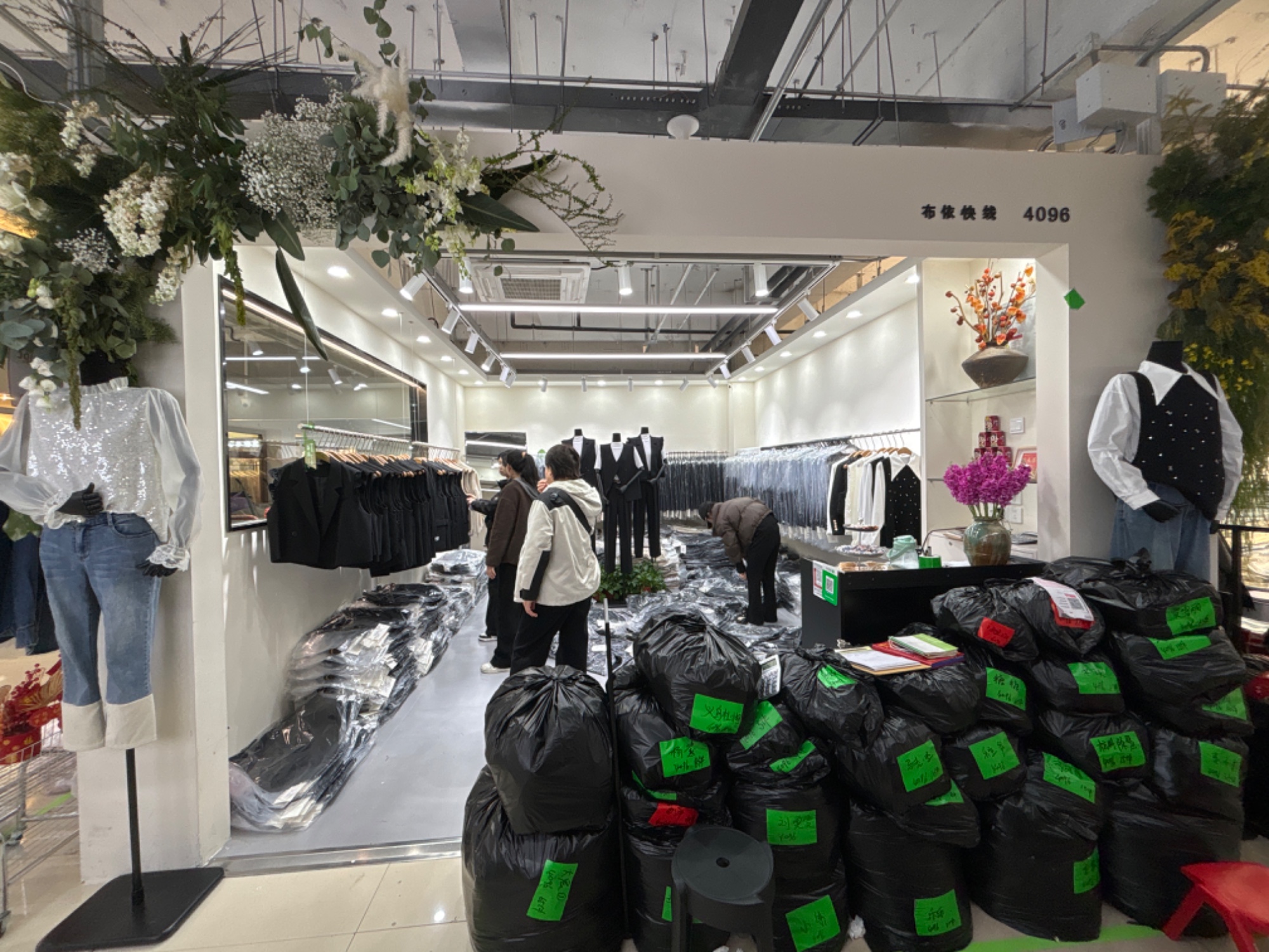 布依快线 意法服饰城 档口微信二维码及货源实拍 布依快线 档口