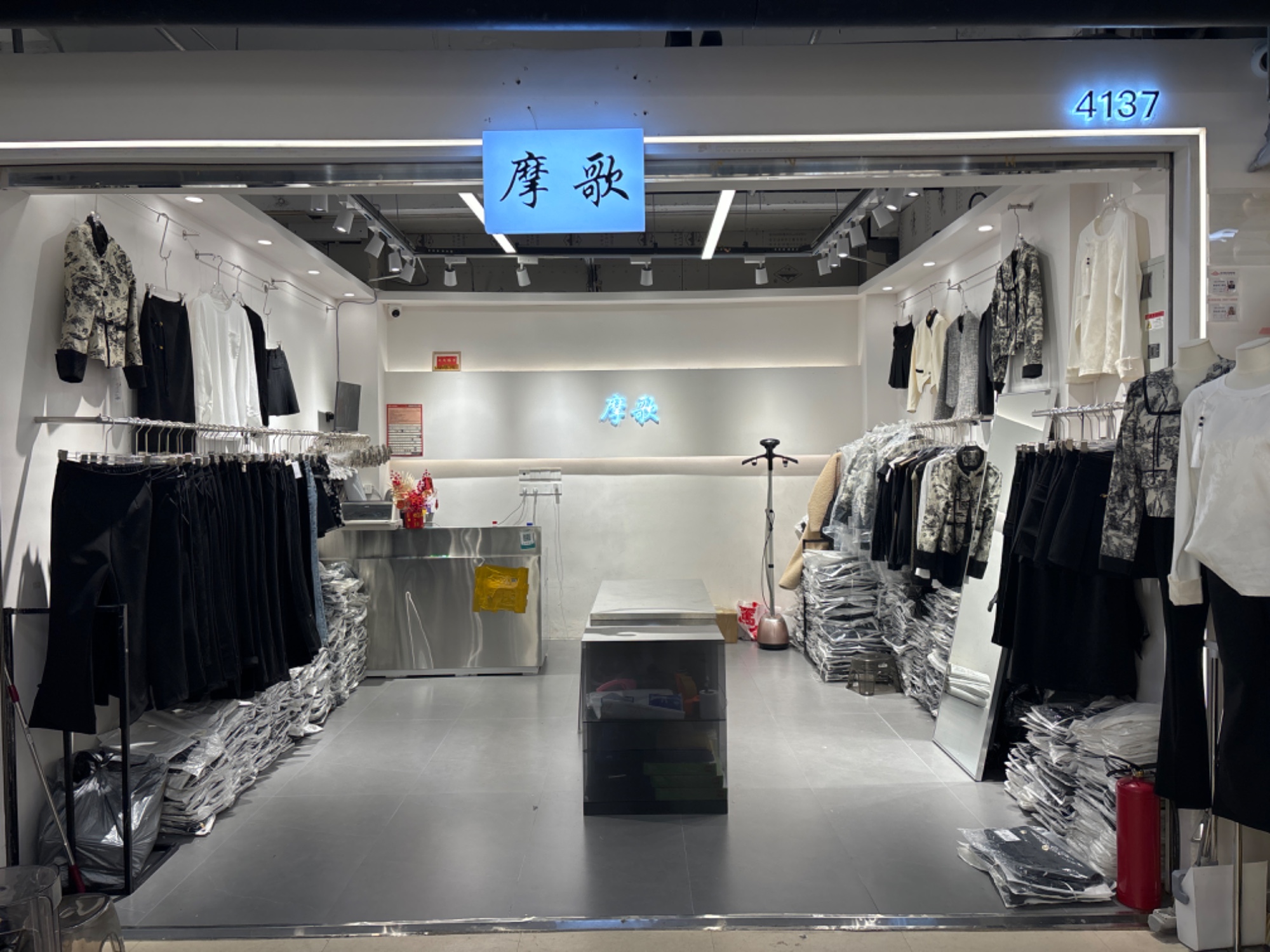 摩歌 意法服饰城 档口微信二维码及货源实拍 摩歌 档口