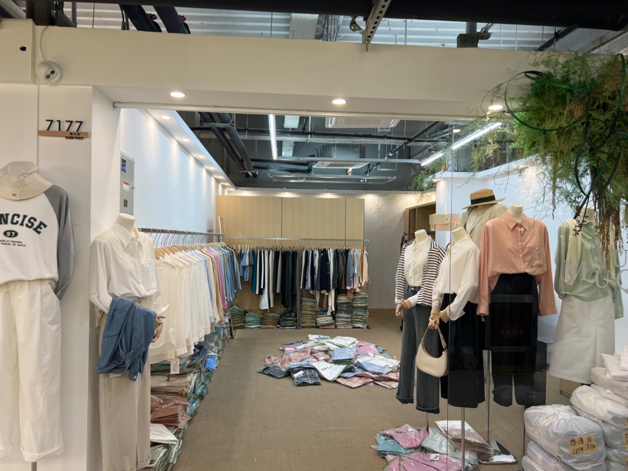雨木其 意法服饰城 档口微信二维码及货源实拍 雨木其 档口