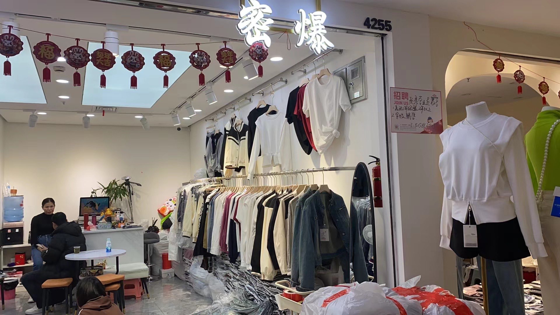 密爆 意法服饰城 档口微信二维码及货源实拍 密爆 档口
