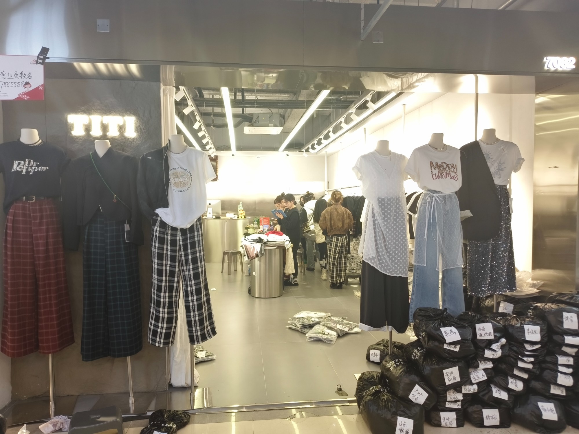 TI TI 意法服饰城 档口微信二维码及货源实拍 TI TI 档口
