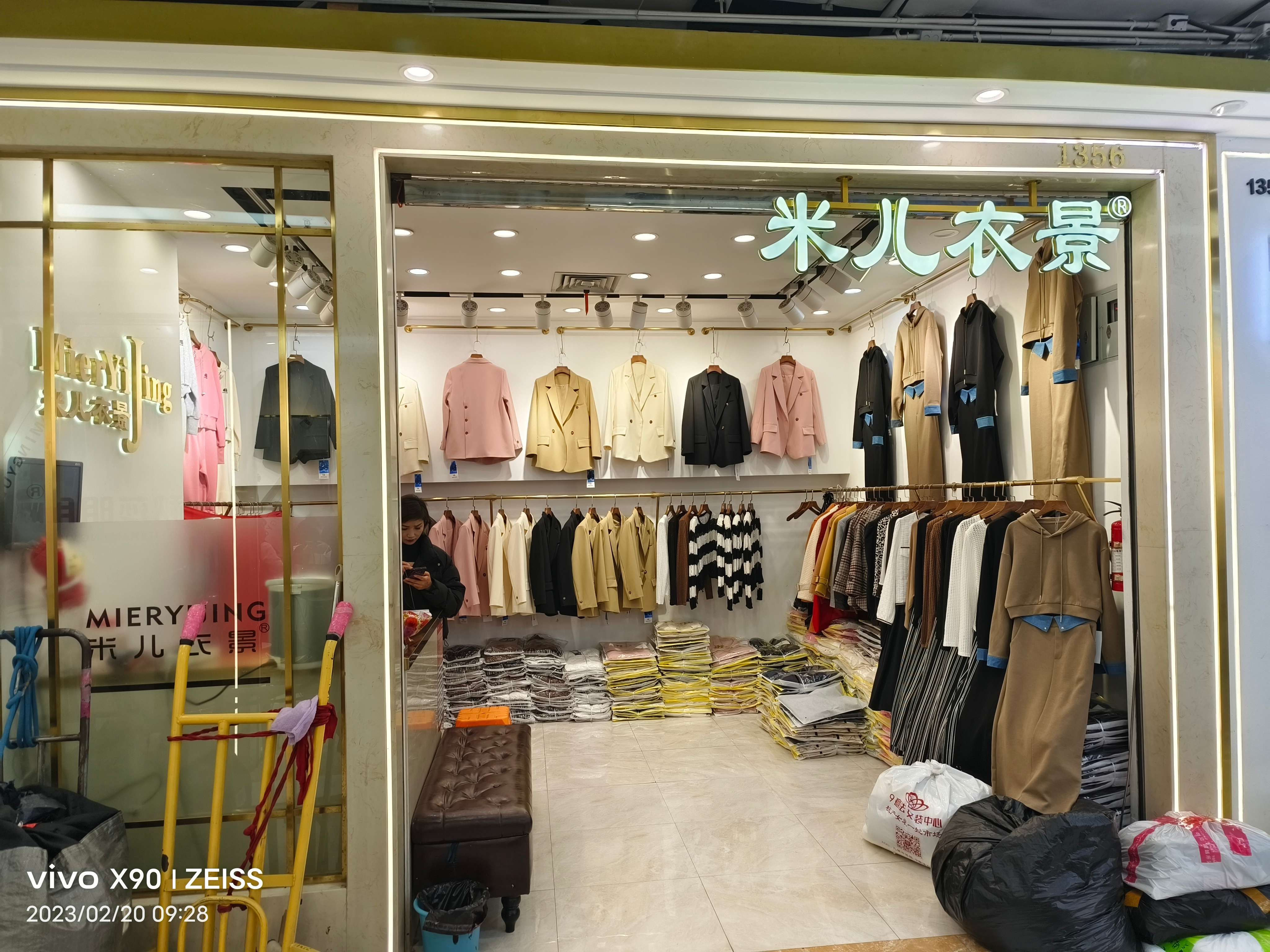 米儿衣景 意法服饰城 档口微信二维码及货源实拍 米儿衣景 档口