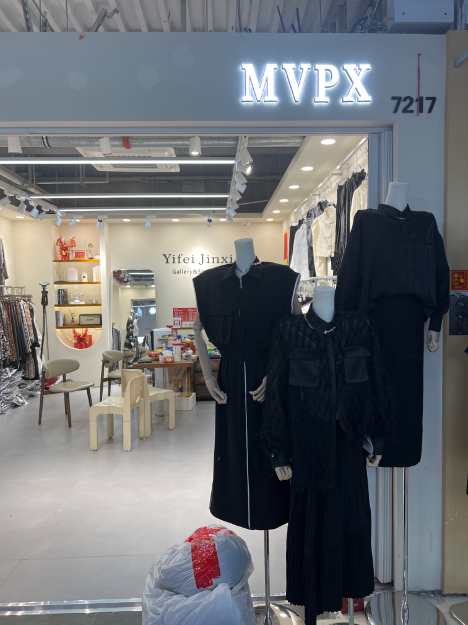 M·V 意法服饰城 档口微信二维码及货源实拍 M·V 档口