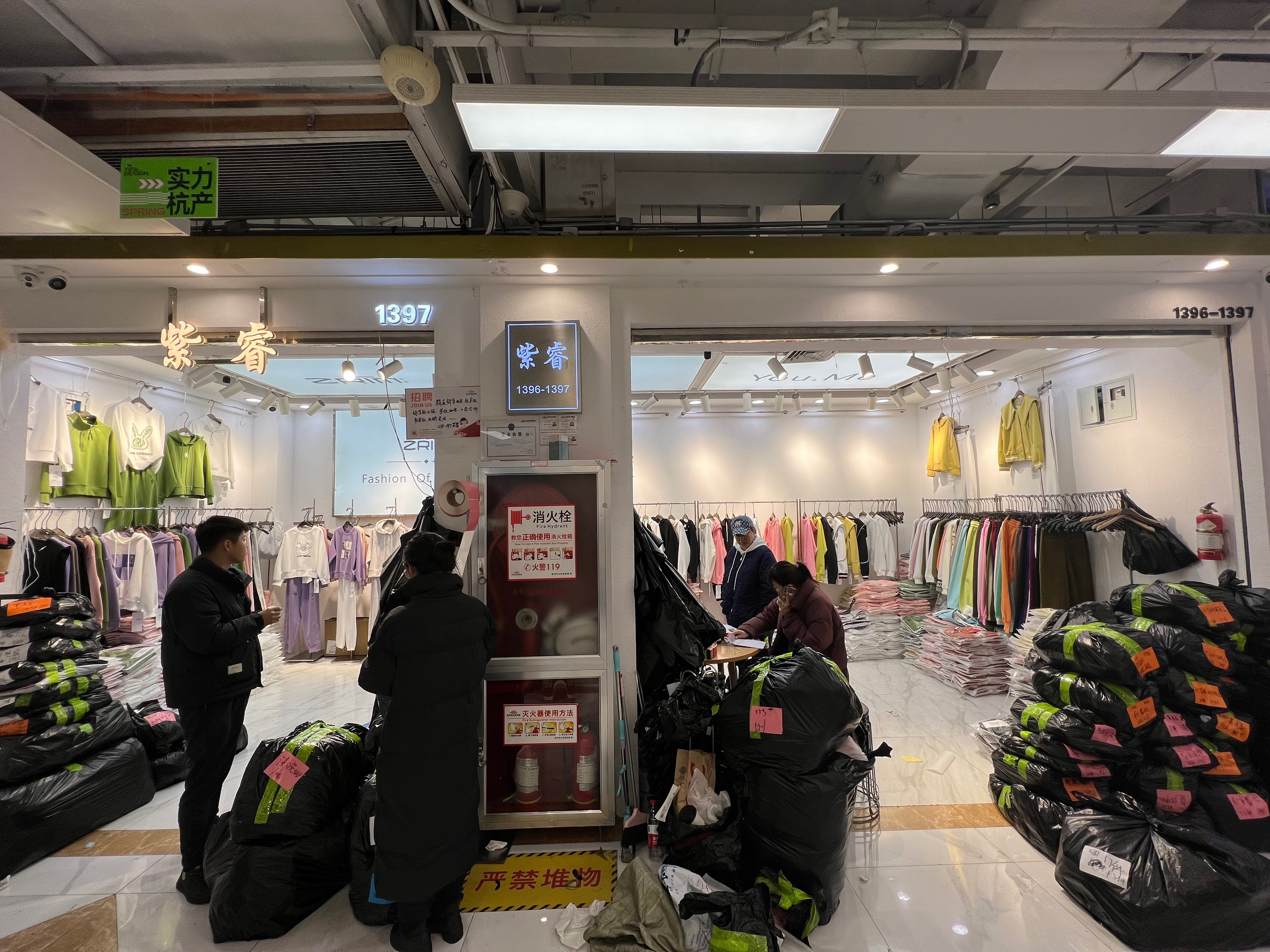 紫睿 意法服饰城 档口微信二维码及货源实拍 紫睿 档口