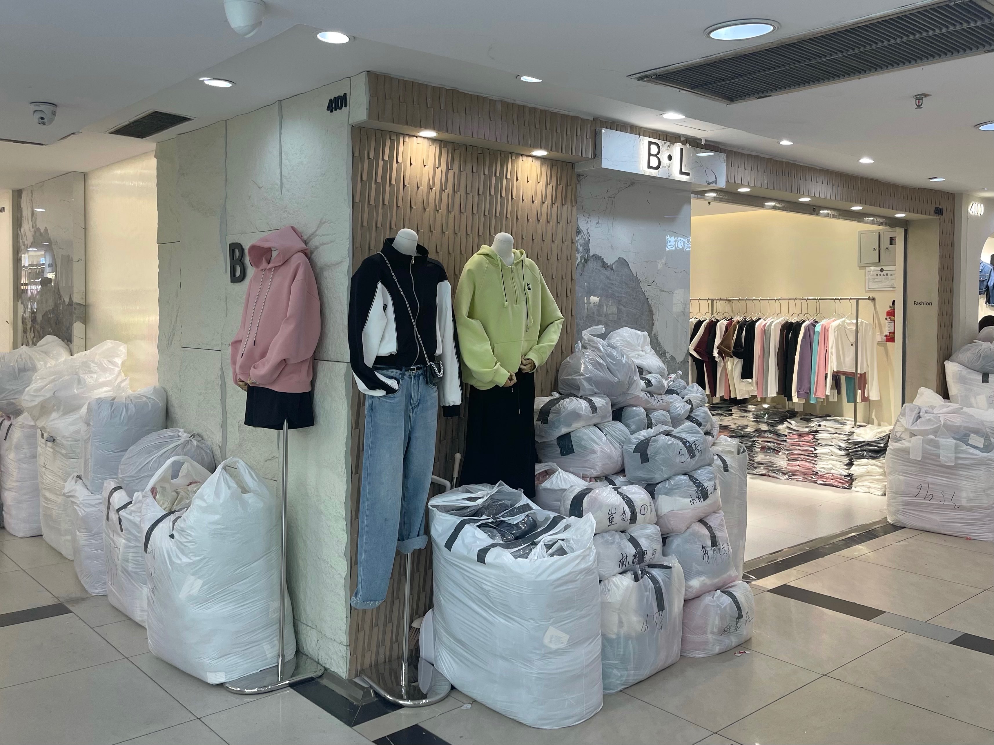 BL 意法服饰城 档口微信二维码及货源实拍 BL 档口
