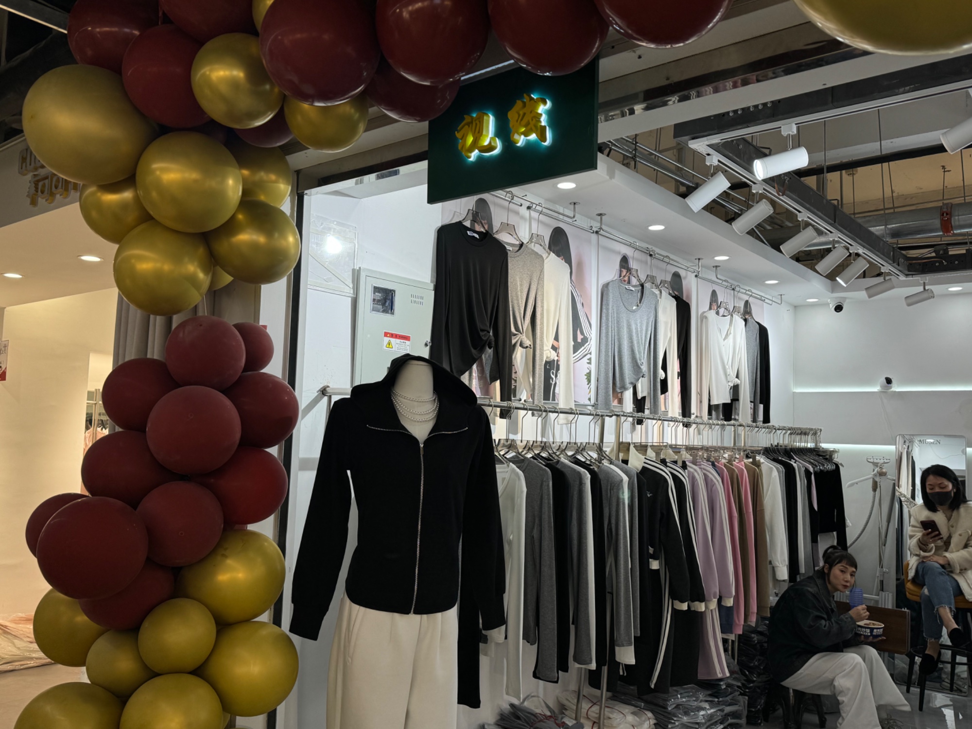视线·L 意法服饰城 档口微信二维码及货源实拍 视线·L 档口
