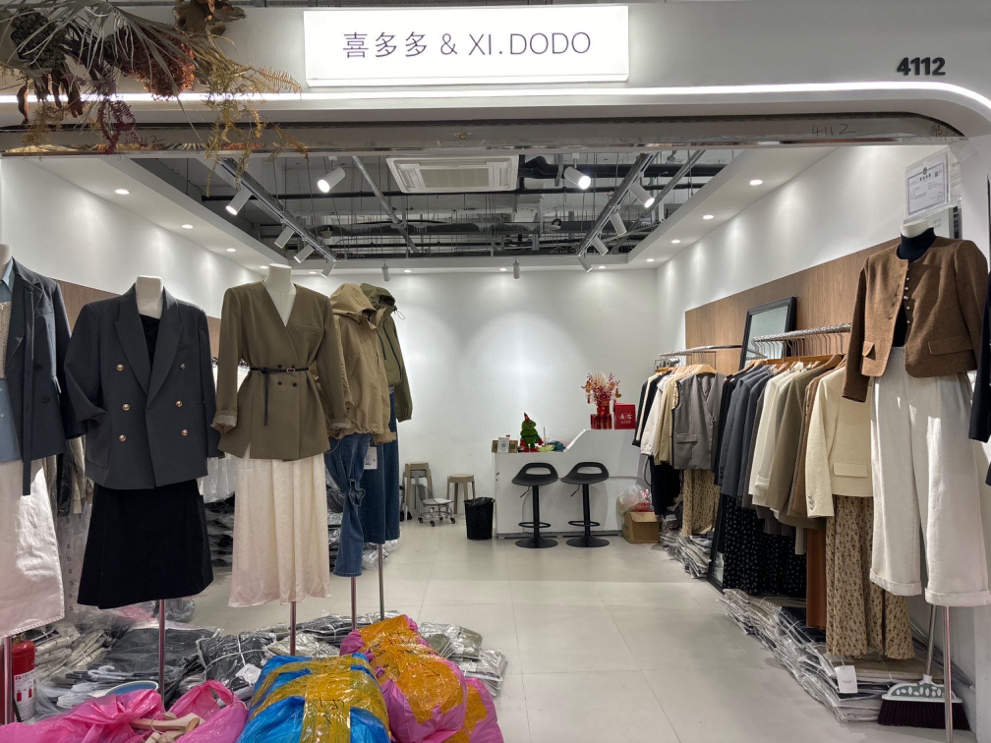 喜多多 意法服饰城 档口微信二维码及货源实拍 喜多多 档口