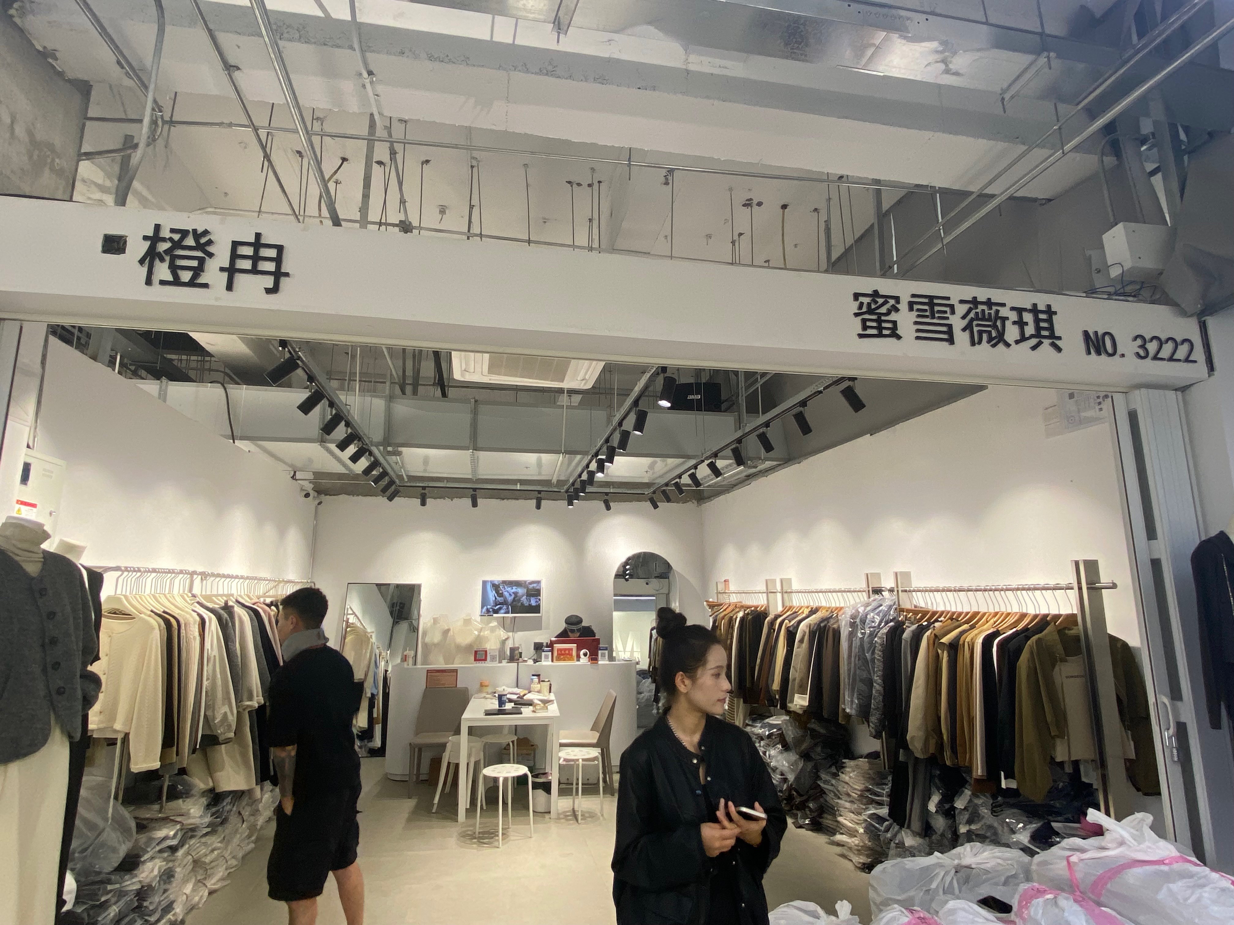 蜜雪·薇琪 意法服饰城 档口微信二维码及货源实拍 蜜雪·薇琪 档口