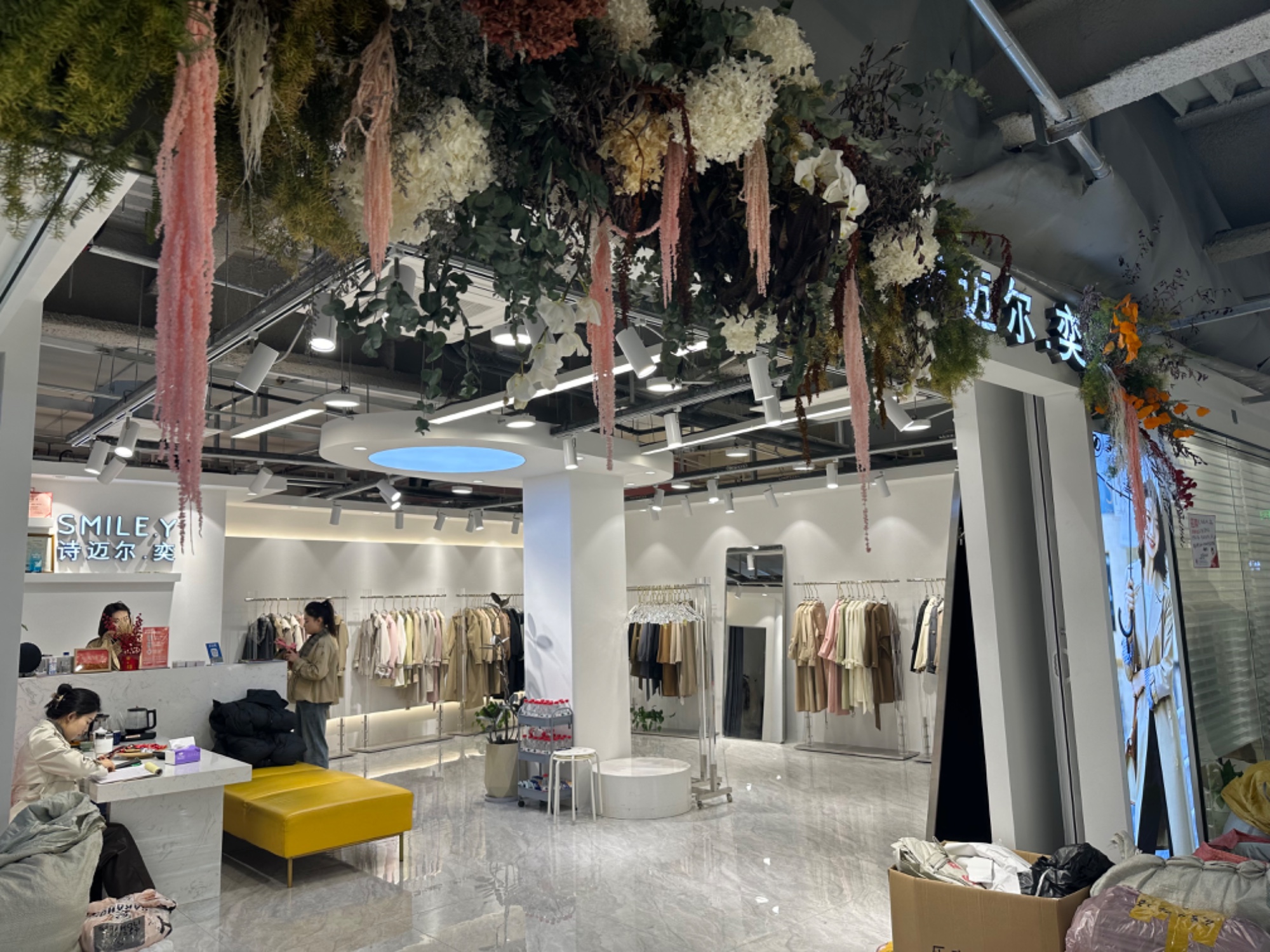 诗迈尔·奕 意法服饰城 档口微信二维码及货源实拍 诗迈尔·奕 档口