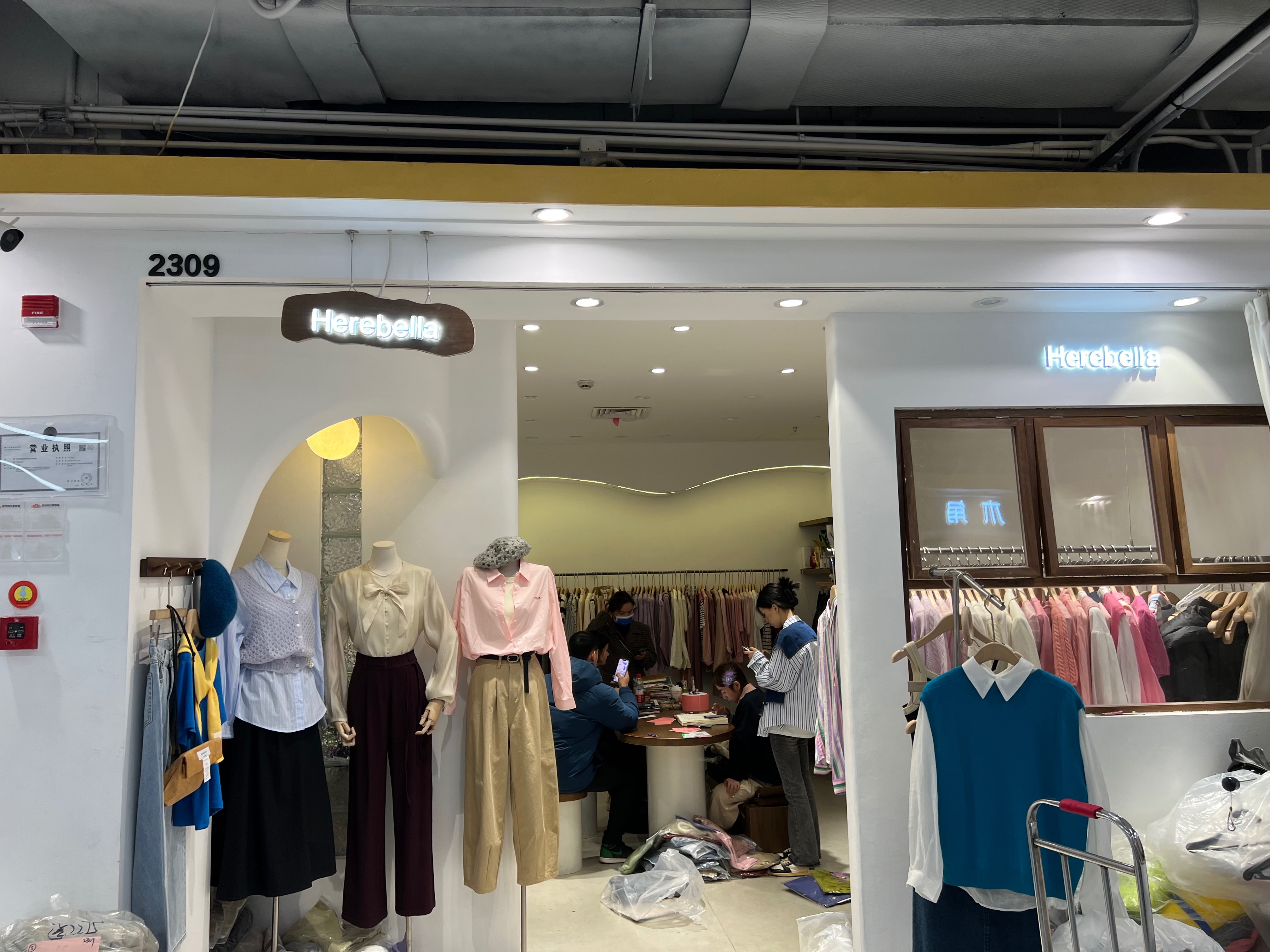 HEREBELLA 意法服饰城 档口微信二维码及货源实拍 HEREBELLA 档口