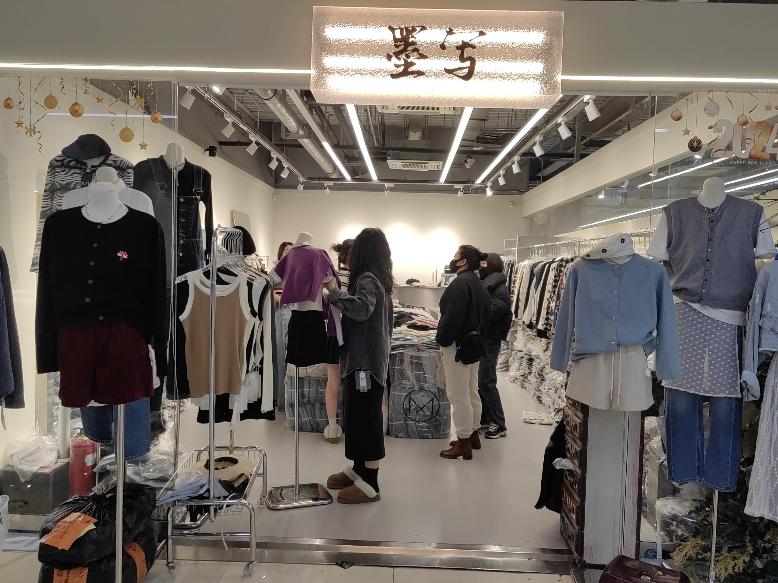 墨写 意法服饰城 档口微信二维码及货源实拍 墨写 档口