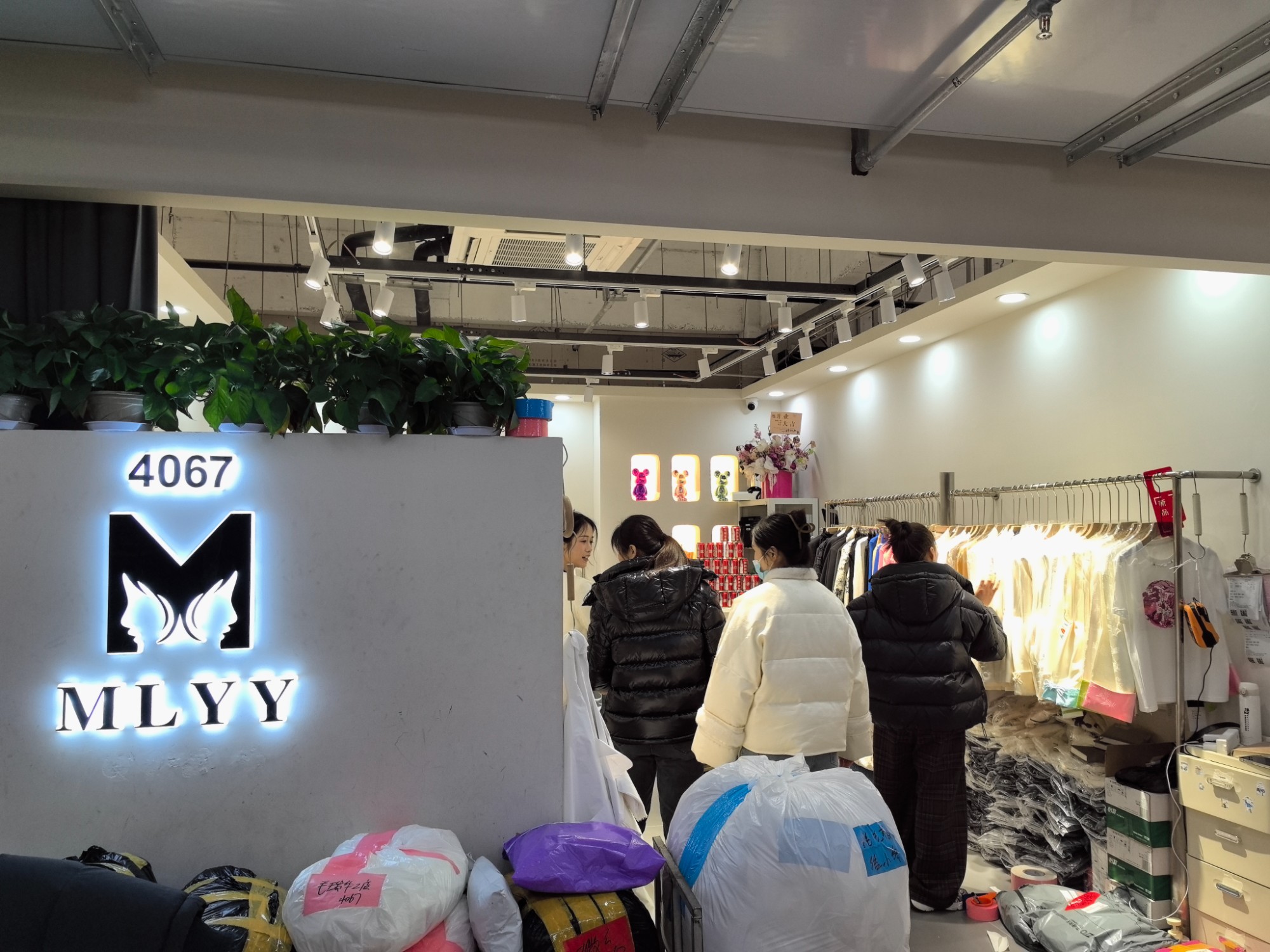 MLYY 意法服饰城 档口微信二维码及货源实拍 MLYY 档口