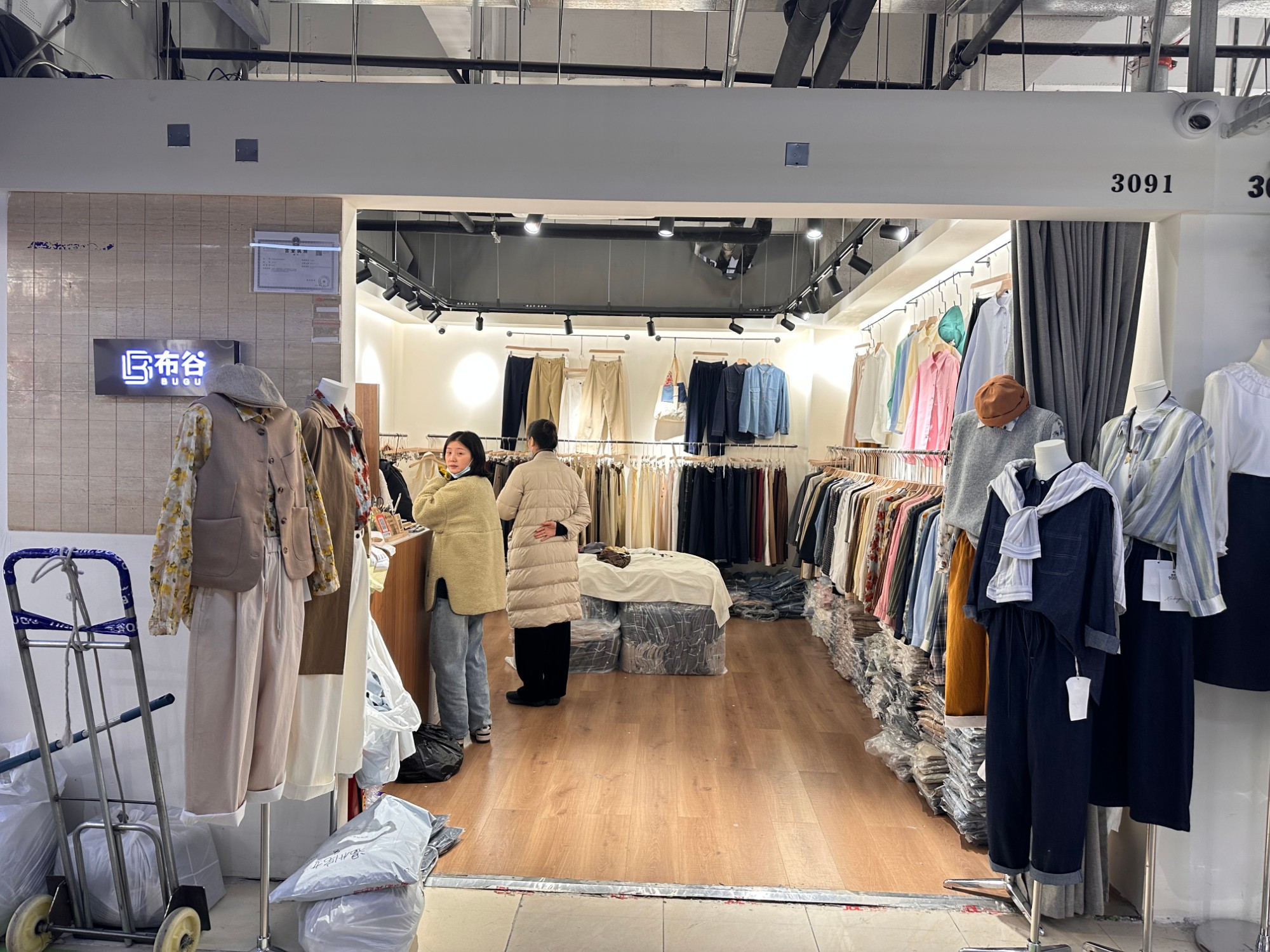 布谷 意法服饰城 档口微信二维码及货源实拍 布谷 档口
