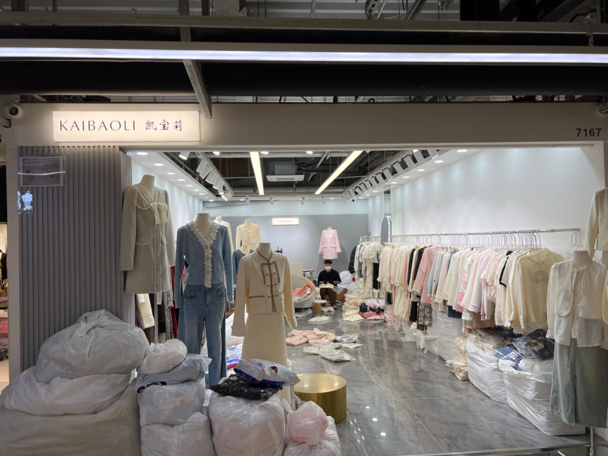 凯宝莉 意法服饰城 档口微信二维码及货源实拍 凯宝莉 档口