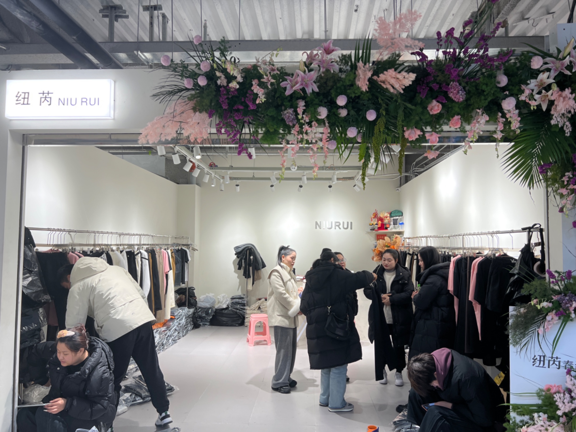 纽芮 意法服饰城 档口微信二维码及货源实拍 纽芮 档口