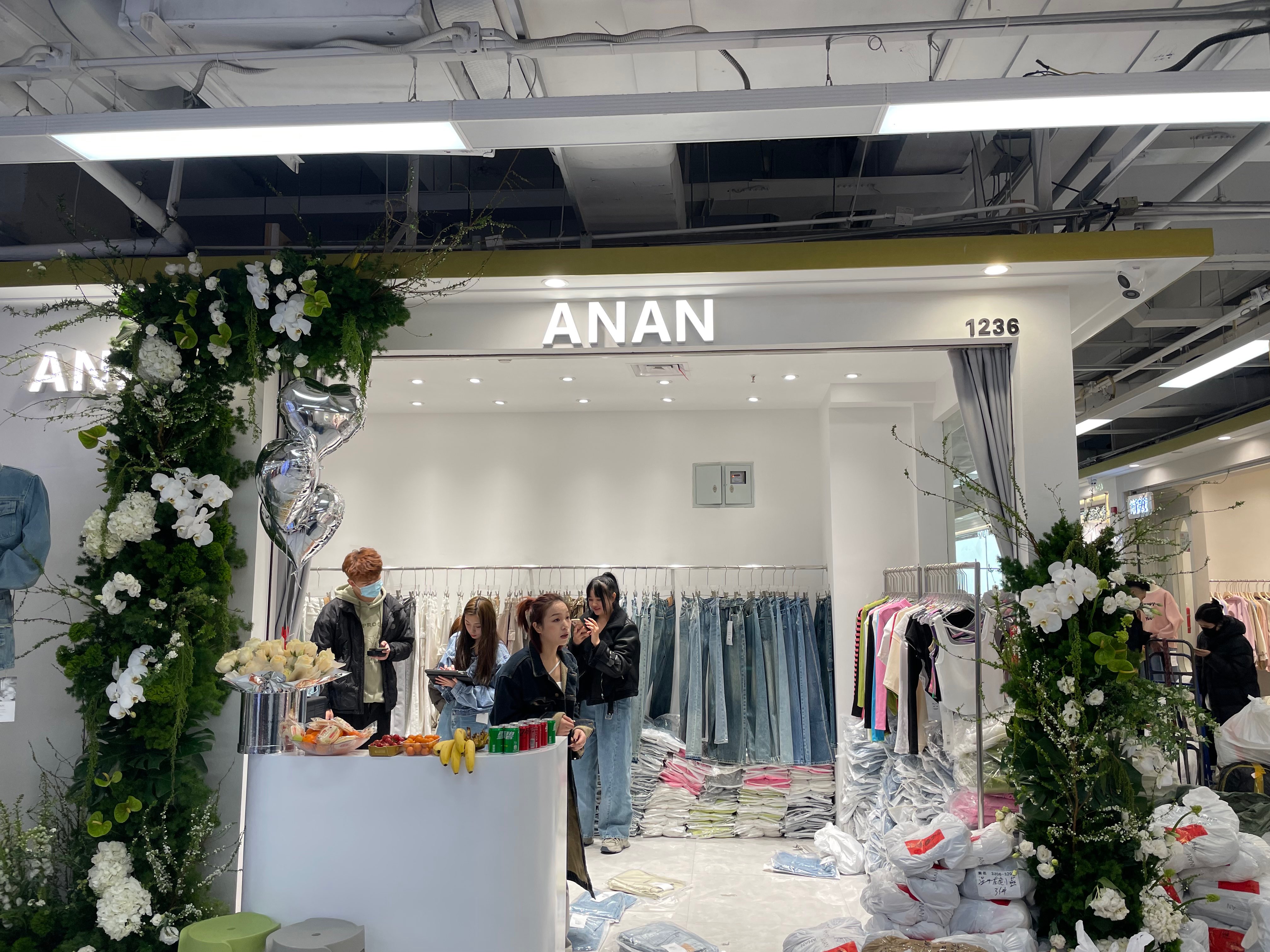 AN AN 意法服饰城 档口微信二维码及货源实拍 AN AN 档口