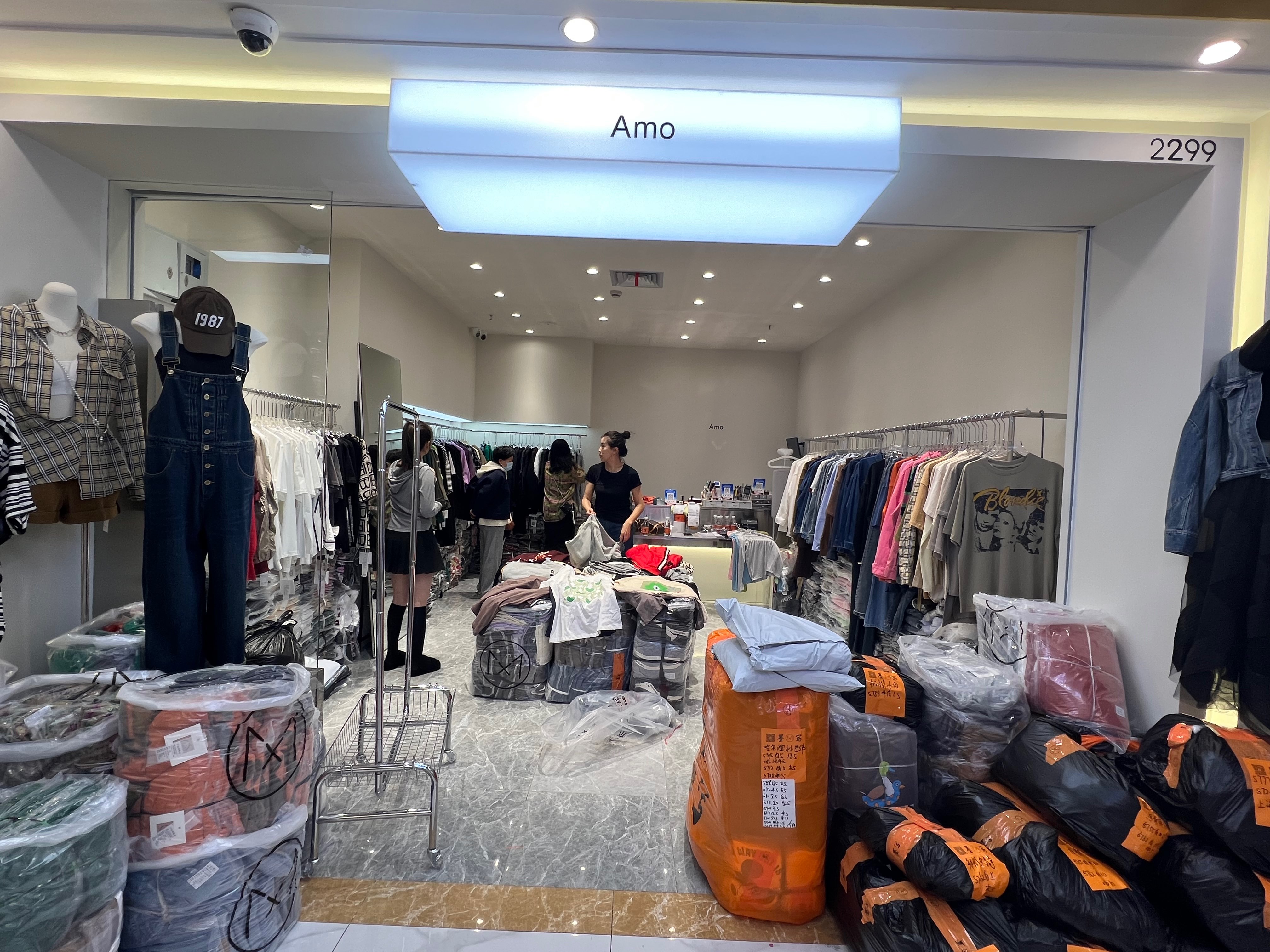 AMO 意法服饰城 档口微信二维码及货源实拍 AMO 档口