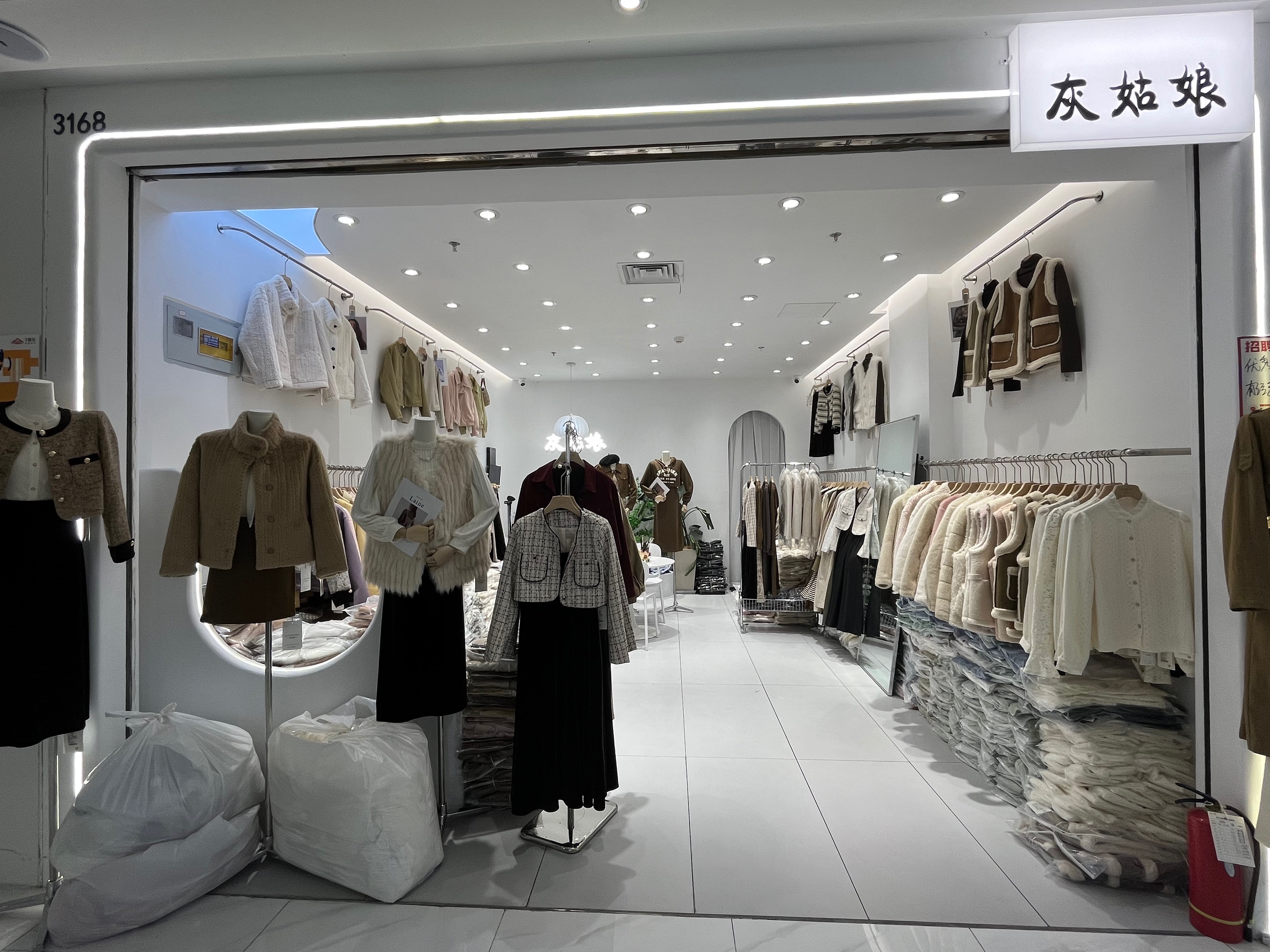 灰姑娘 意法服饰城 档口微信二维码及货源实拍 灰姑娘 档口