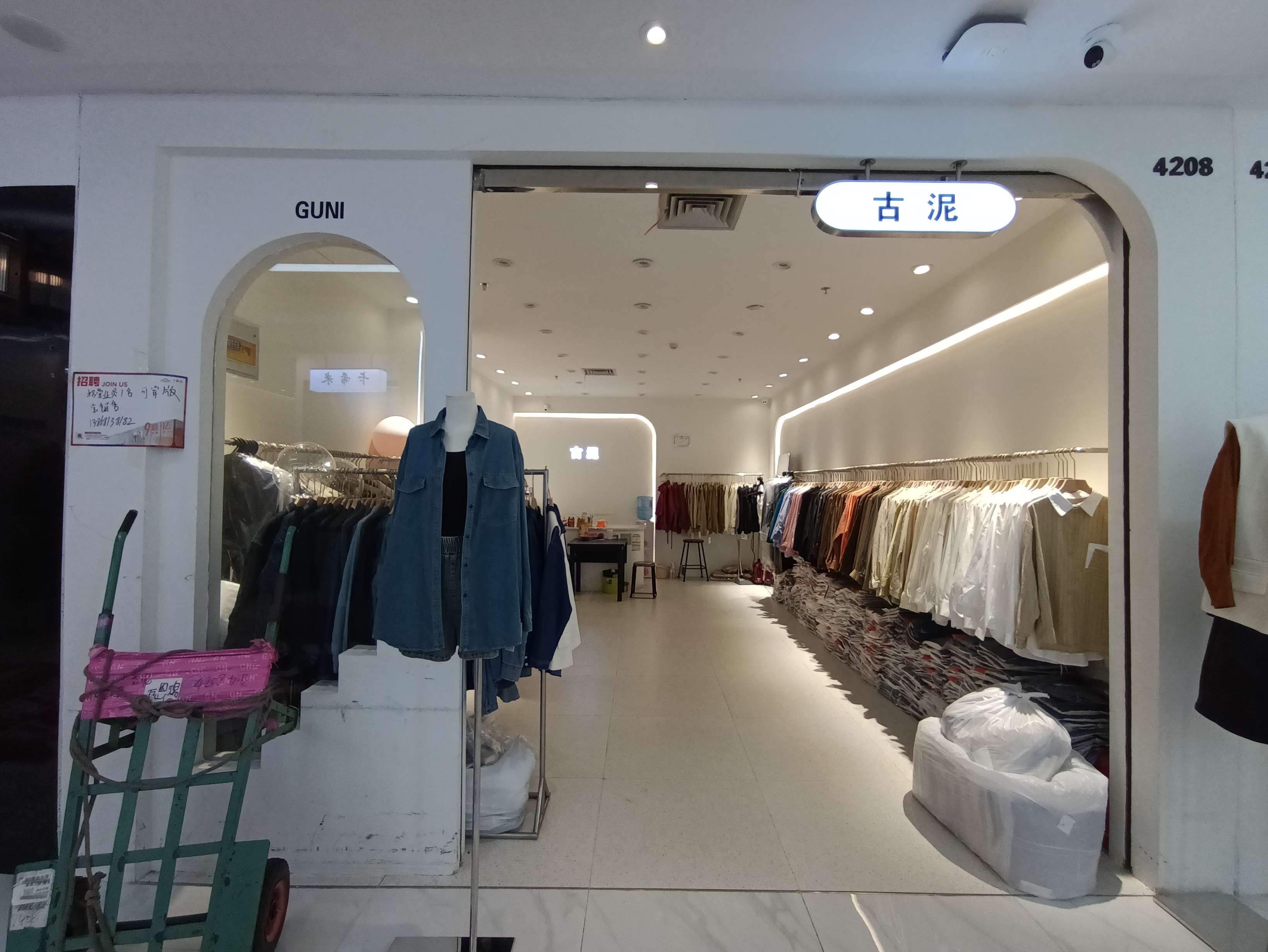 古泥 意法服饰城 档口微信二维码及货源实拍 古泥 档口