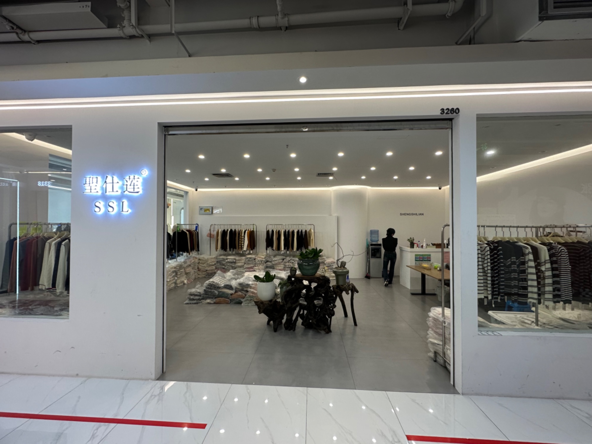 聖仕莲 意法服饰城 档口微信二维码及货源实拍 聖仕莲 档口