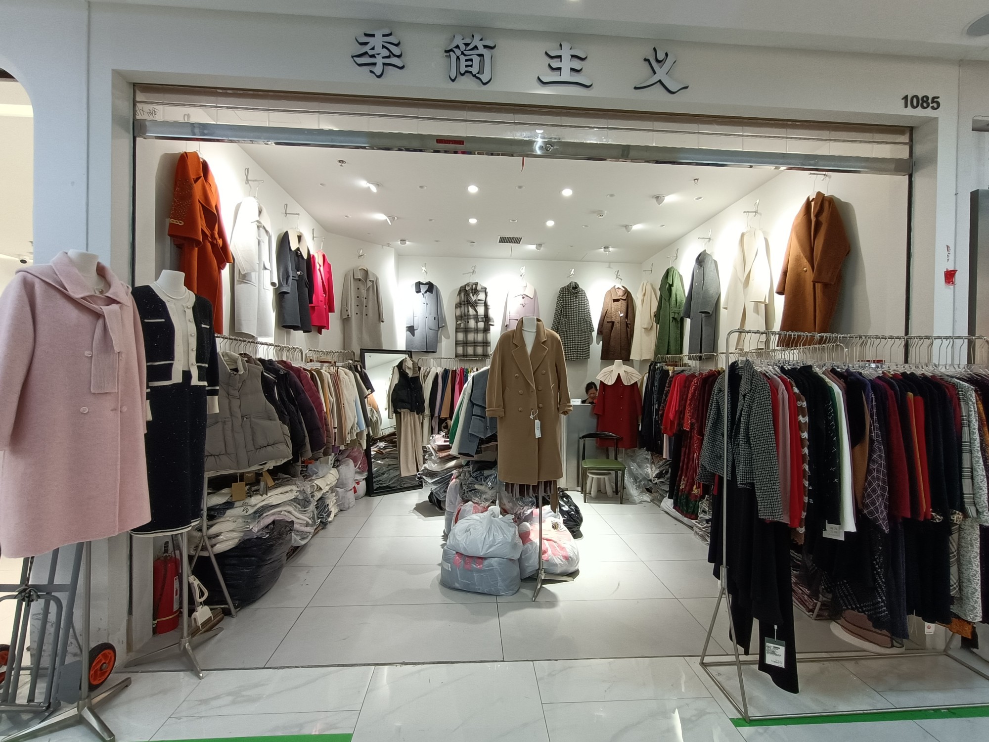季简主义 意法服饰城 档口微信二维码及货源实拍 季简主义 档口
