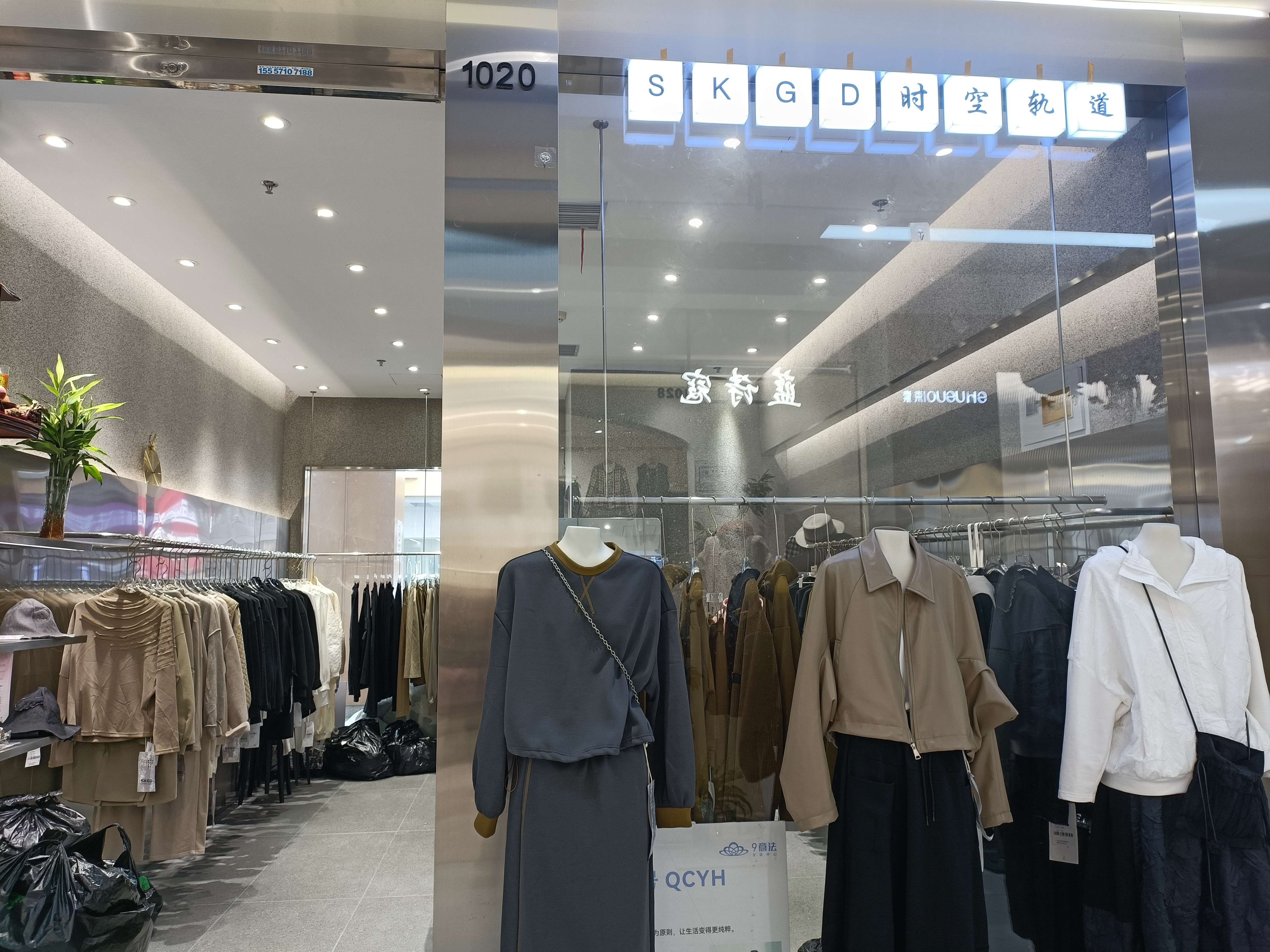 时空轨道 意法服饰城 档口微信二维码及货源实拍 时空轨道 档口