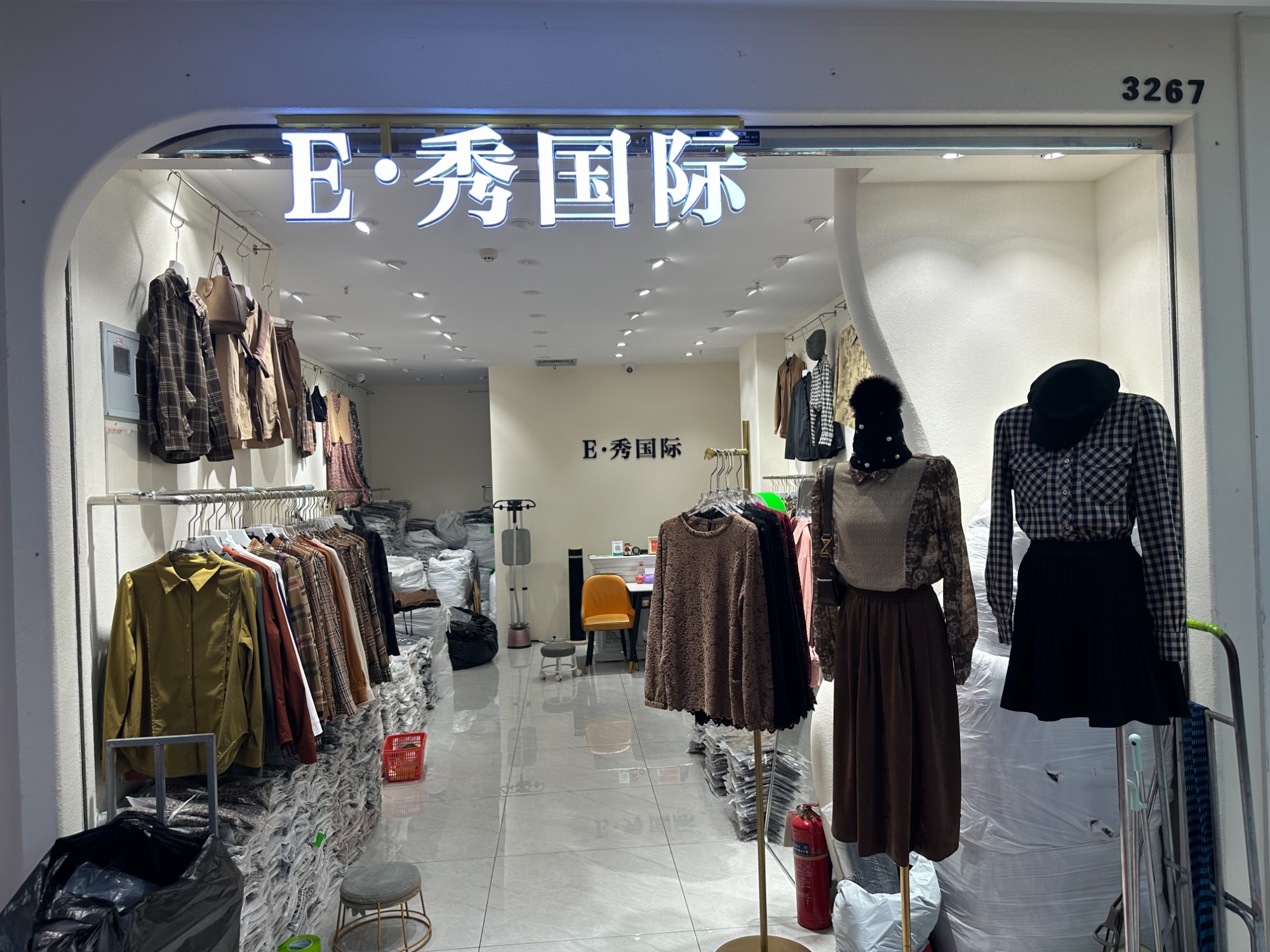 E·秀国际 意法服饰城 档口微信二维码及货源实拍 E·秀国际 档口