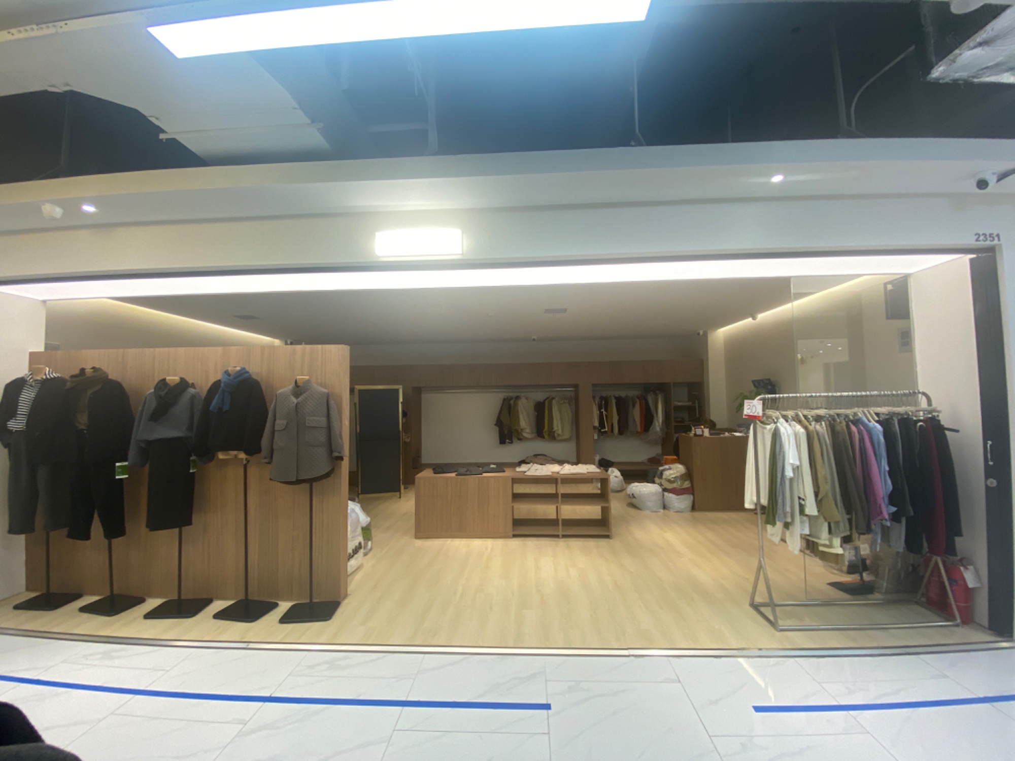 续加 意法服饰城 档口微信二维码及货源实拍 续加 档口