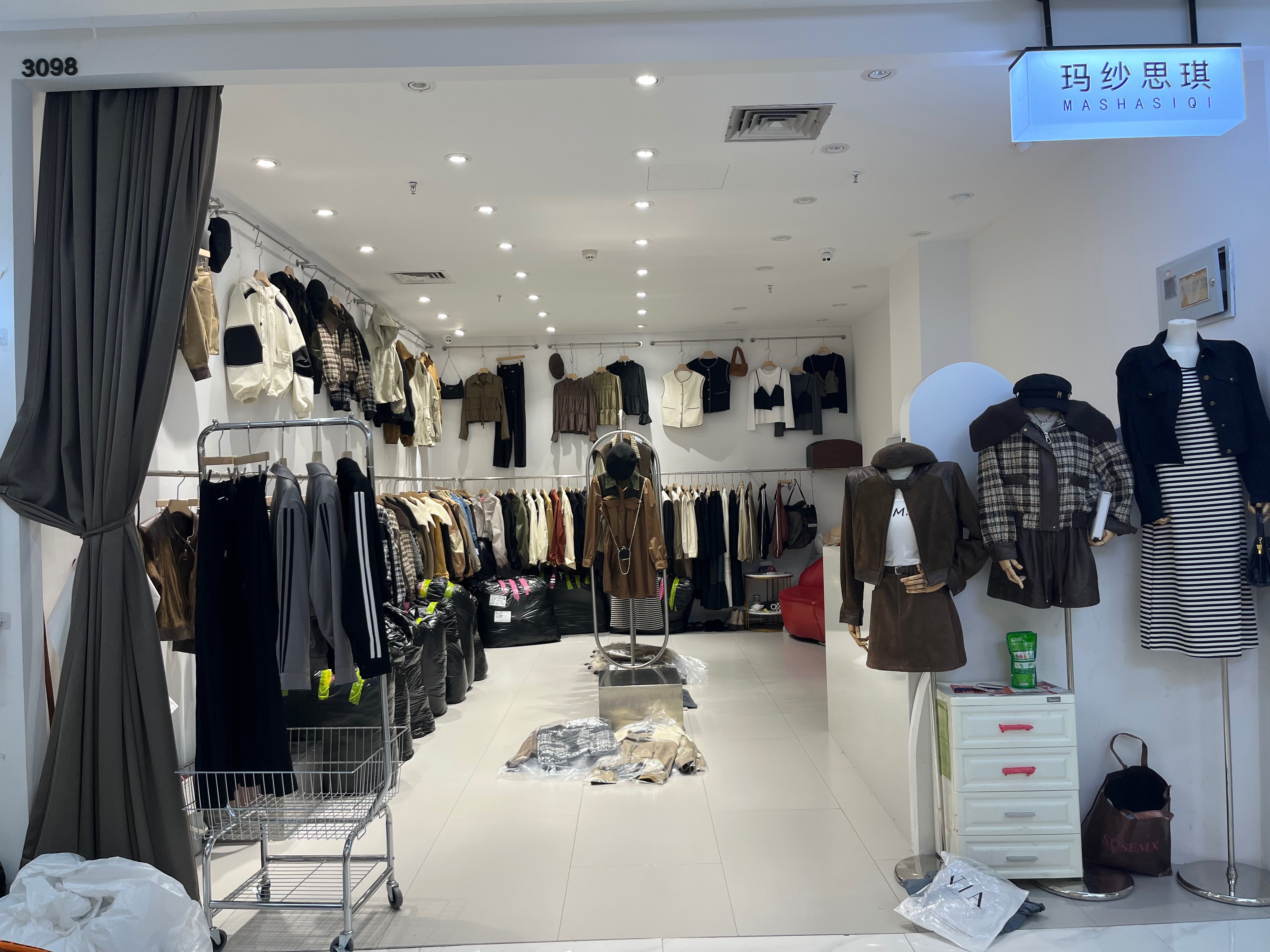 玛纱思琪 意法服饰城 档口微信二维码及货源实拍 玛纱思琪 档口